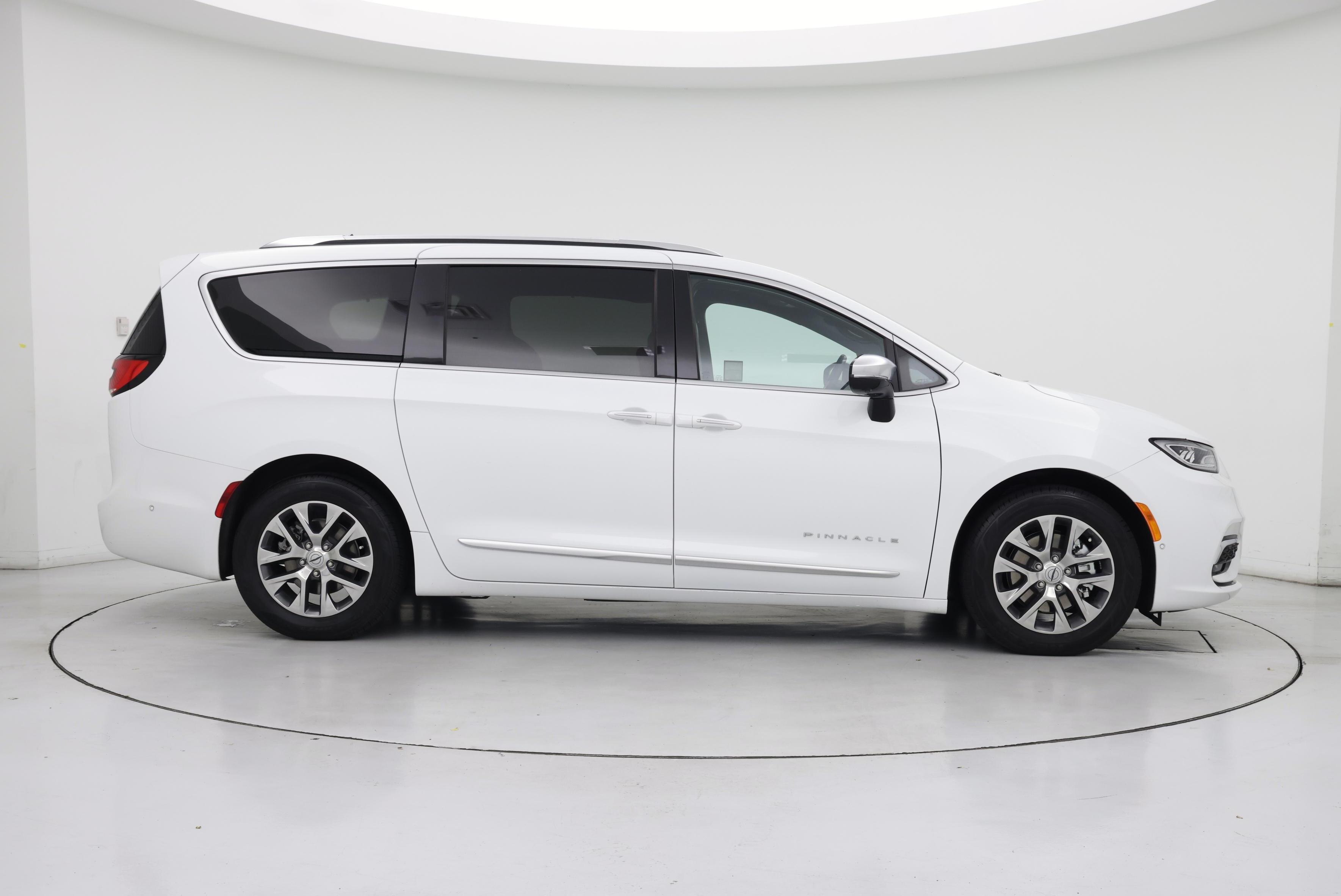 Thumbnail: 2023 Chrysler Pacifica - 7