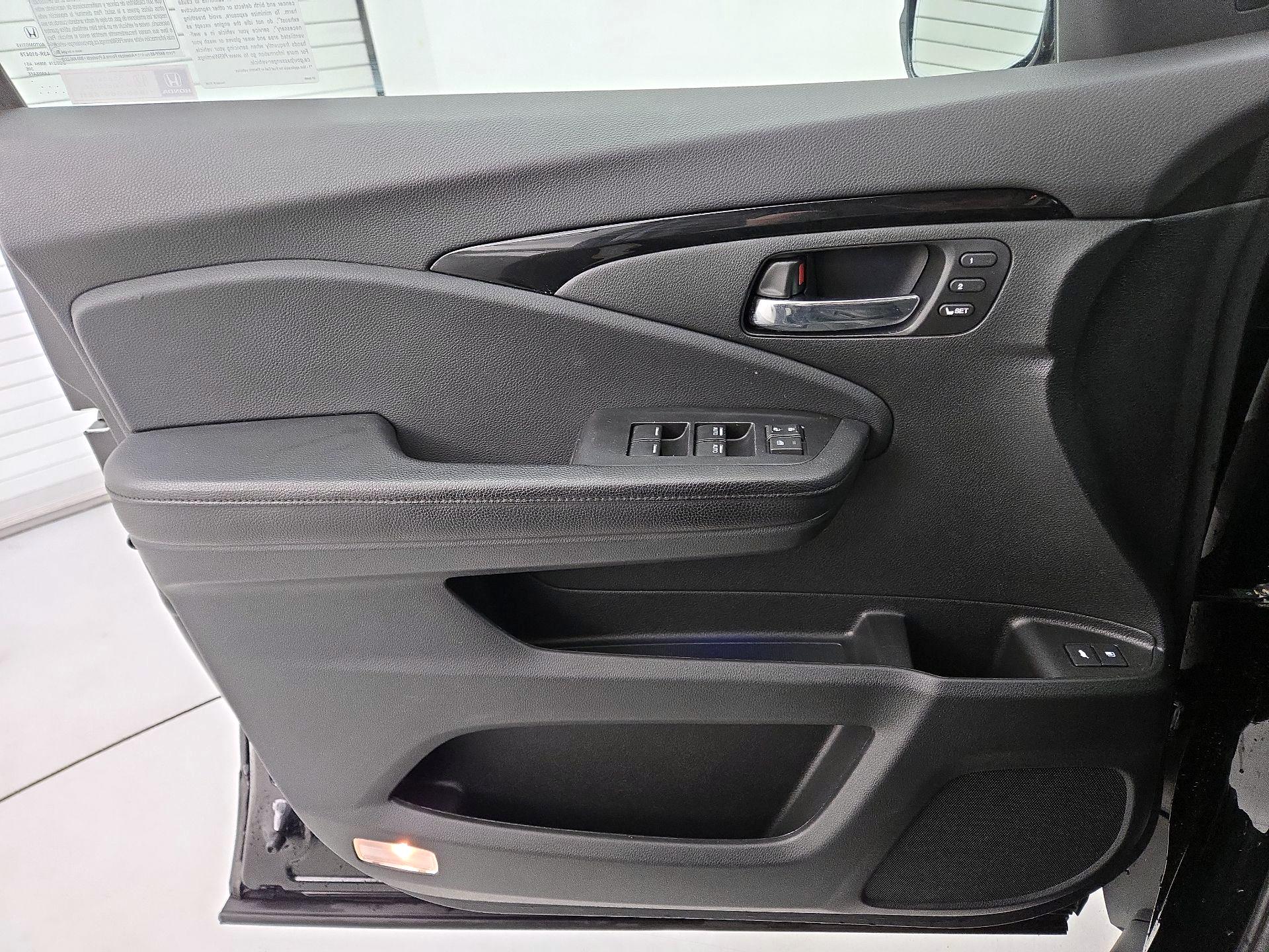 Thumbnail: 2019 Honda Pilot - 12