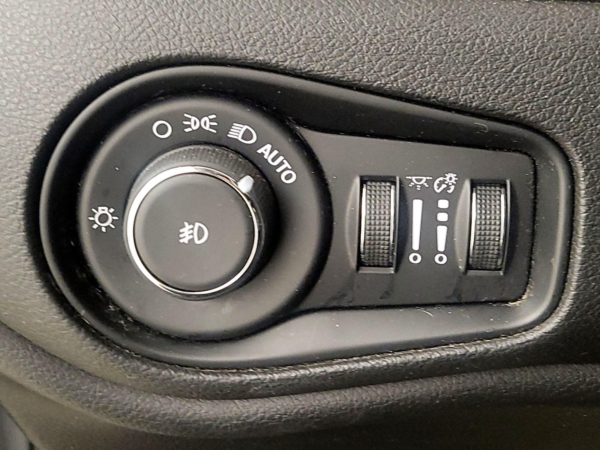 Thumbnail: 2016 Jeep Renegade - 13