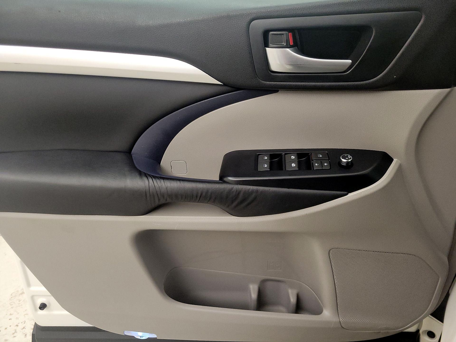 Thumbnail: 2016 Toyota Highlander - 12