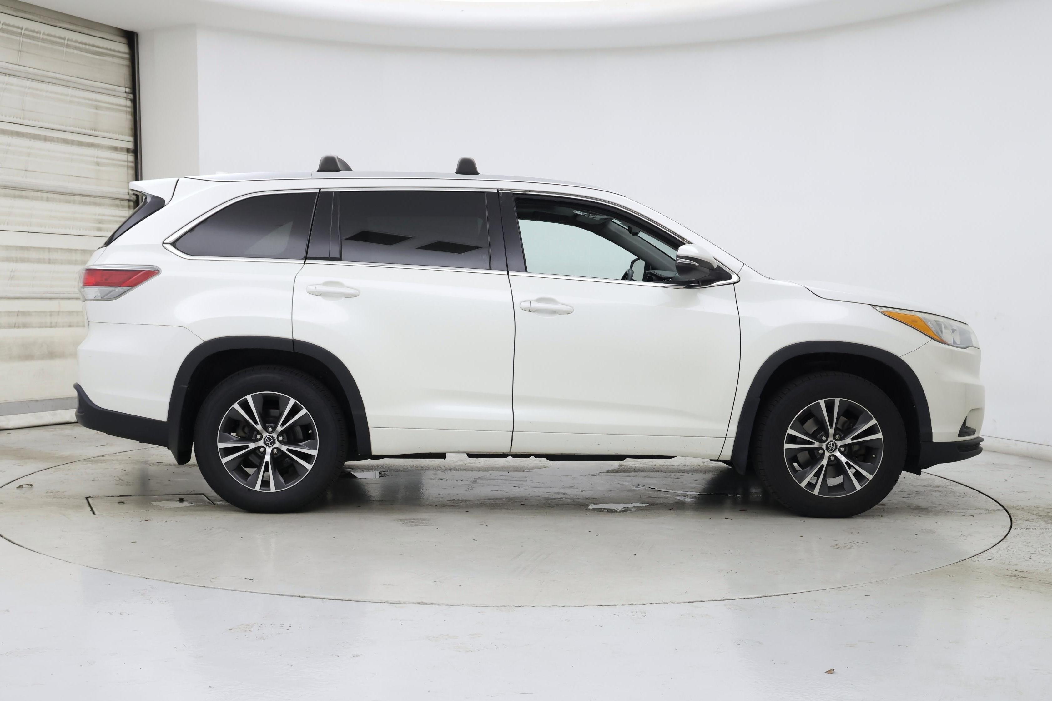 Thumbnail: 2016 Toyota Highlander - 7