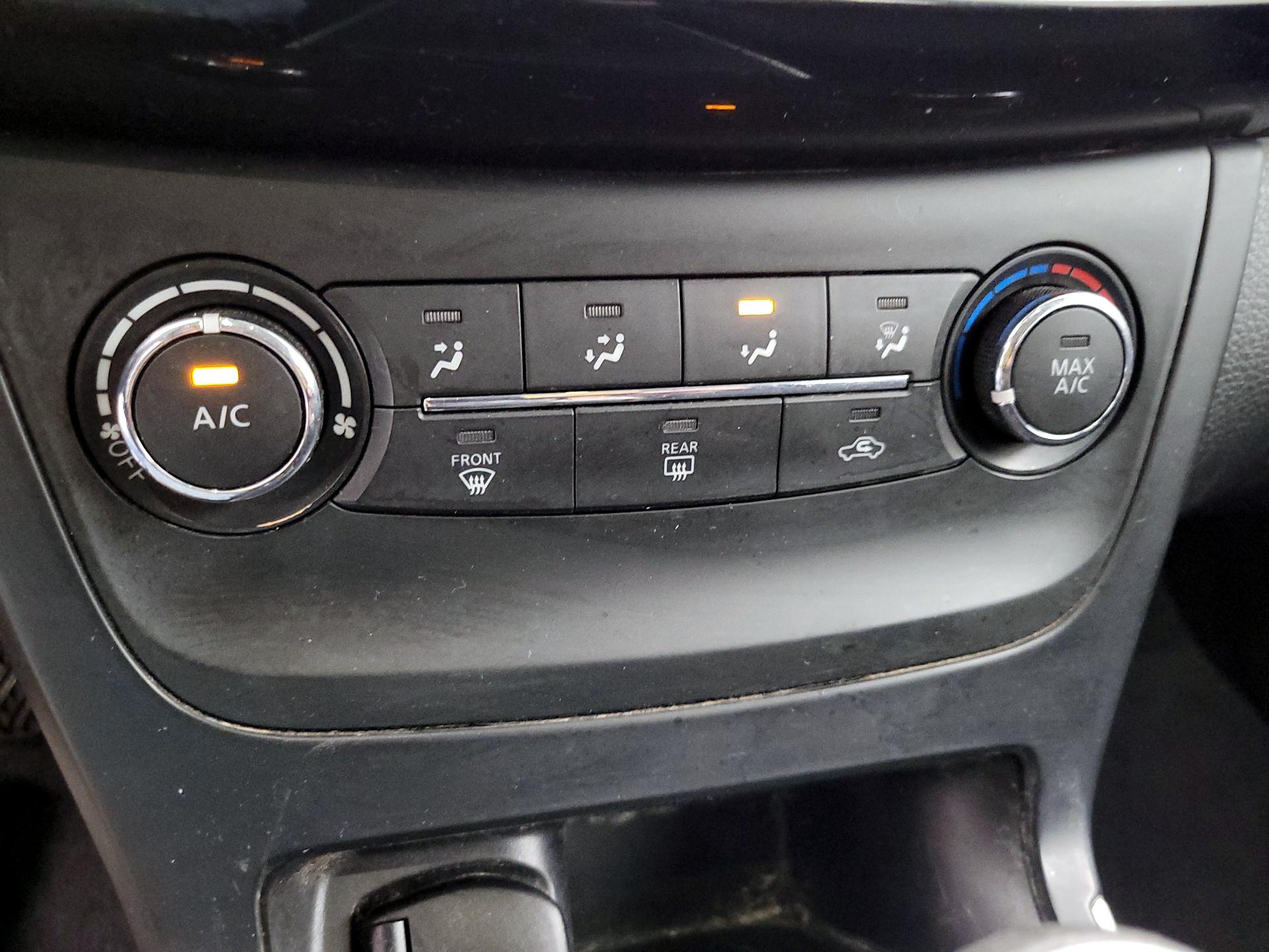 Thumbnail: 2016 Nissan Sentra - 17