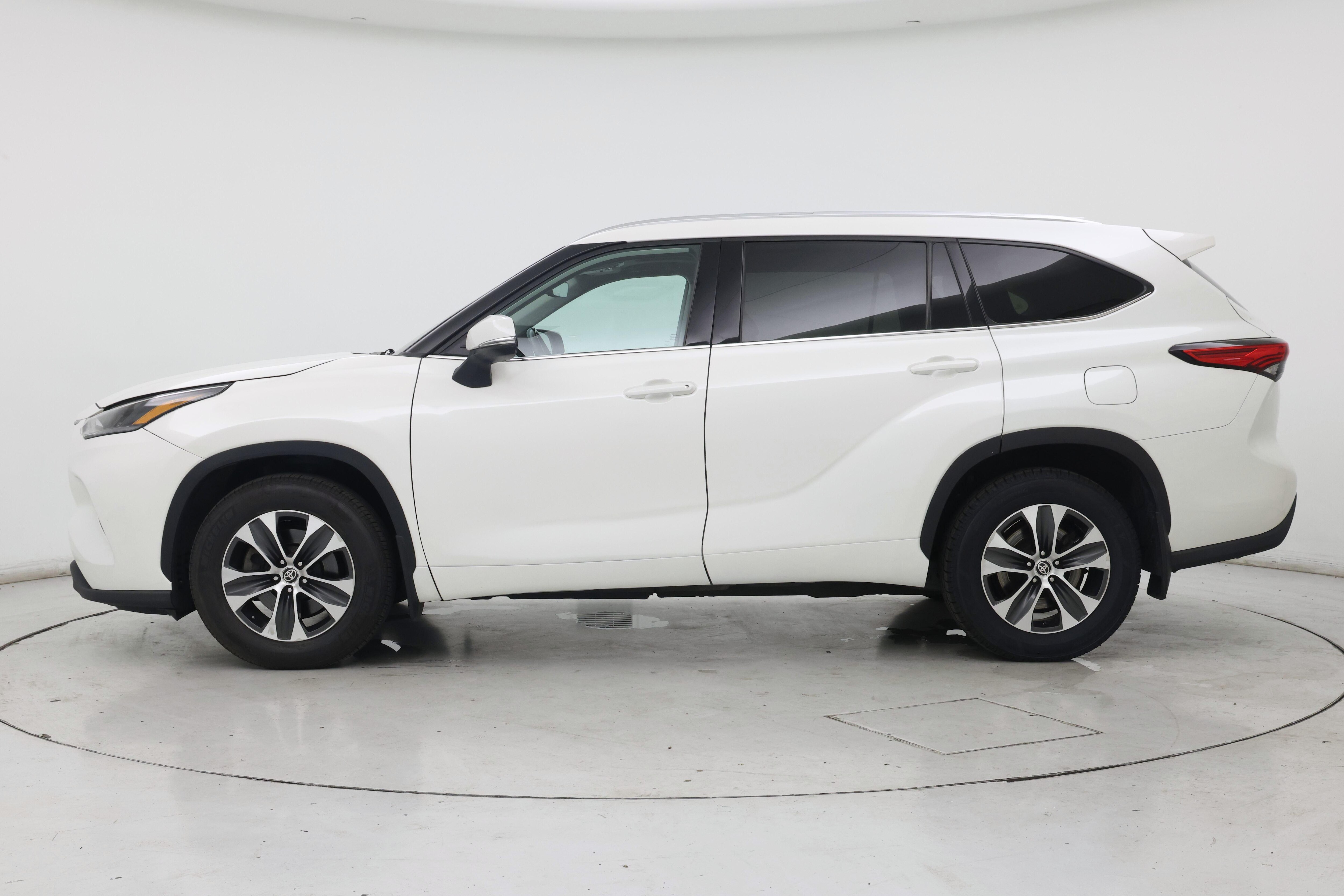 Thumbnail: 2021 Toyota Highlander - 3