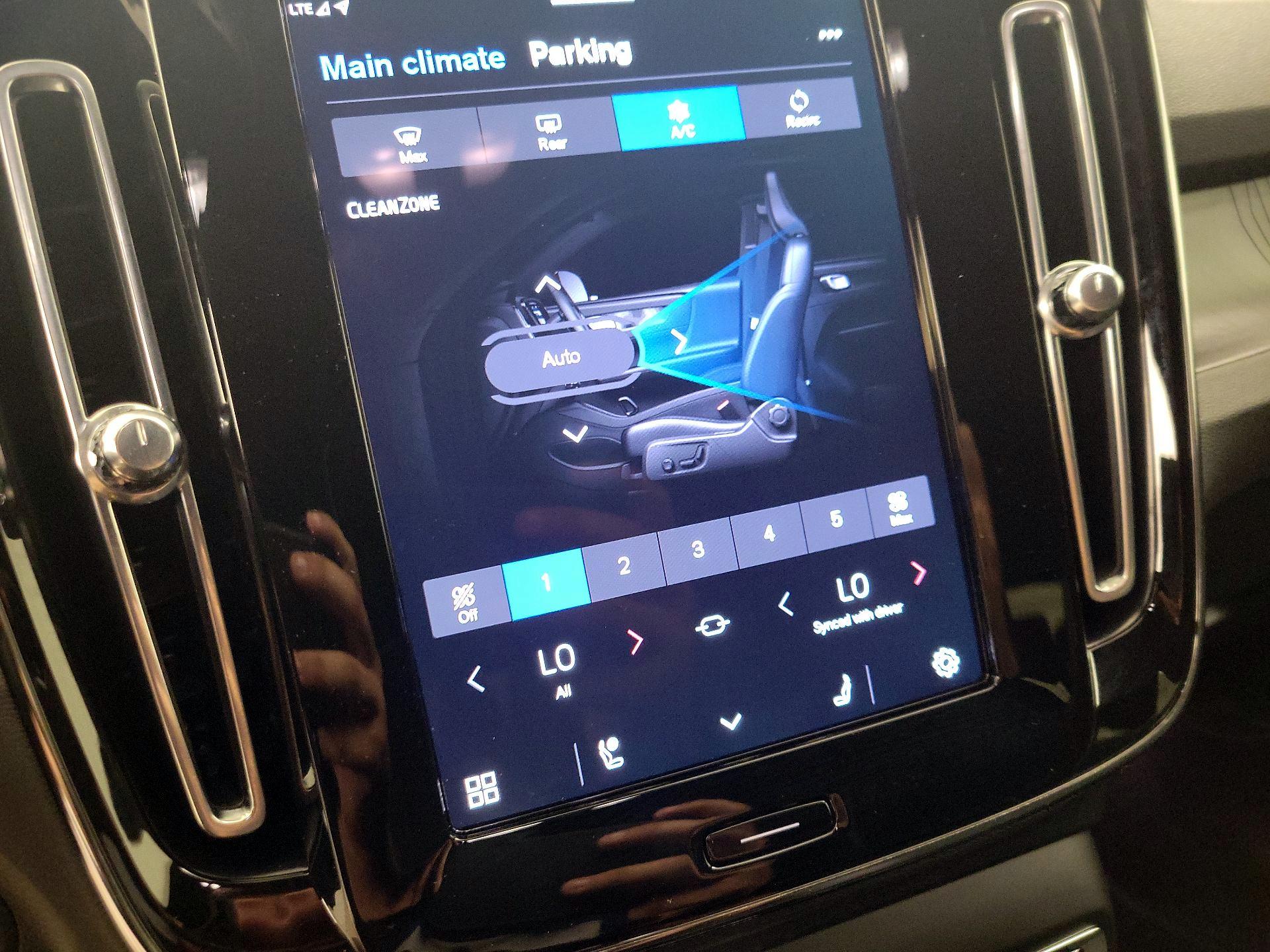 Thumbnail: 2023 Volvo C40 - 16
