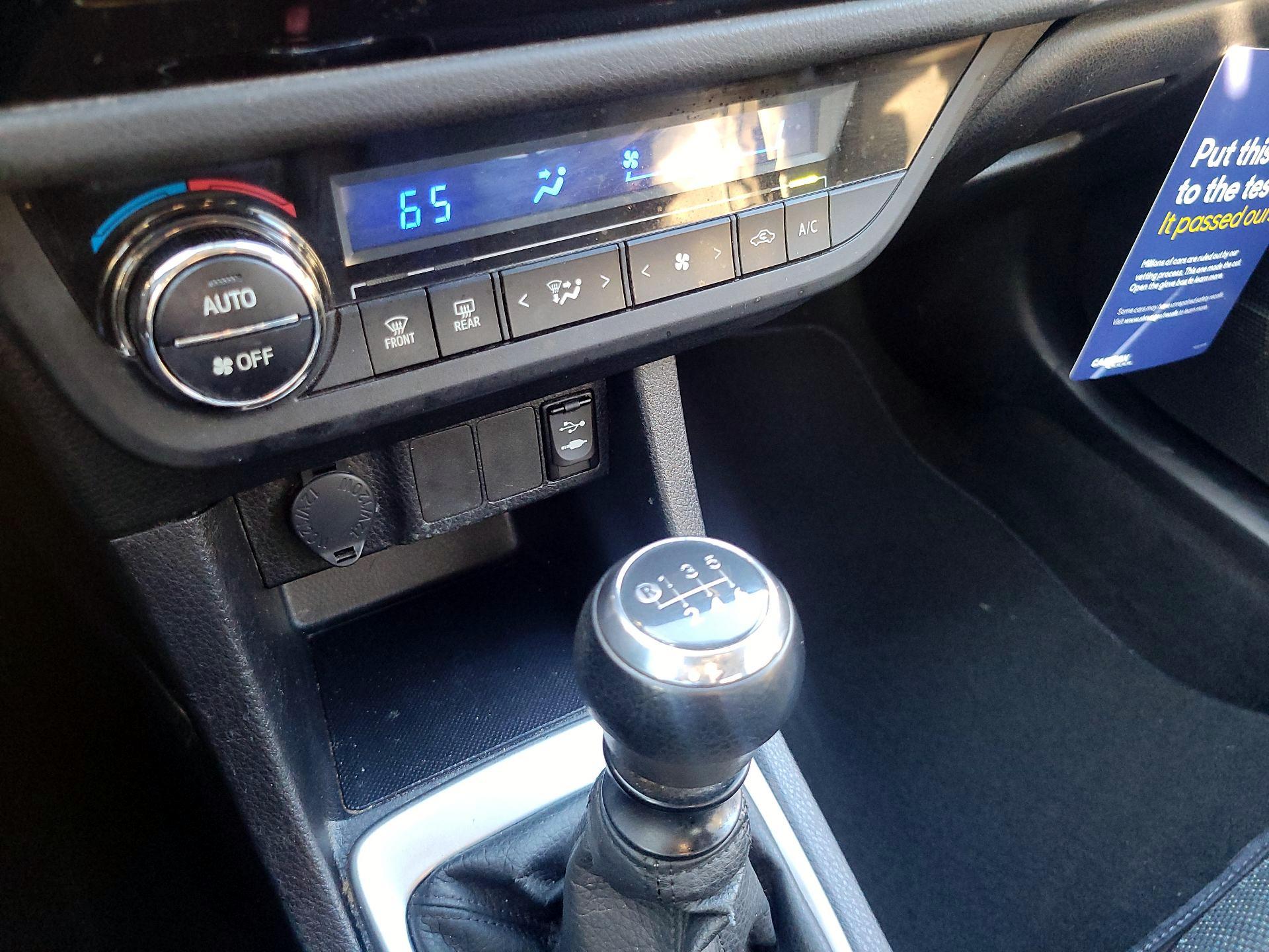 Thumbnail: 2014 Toyota Corolla - 16