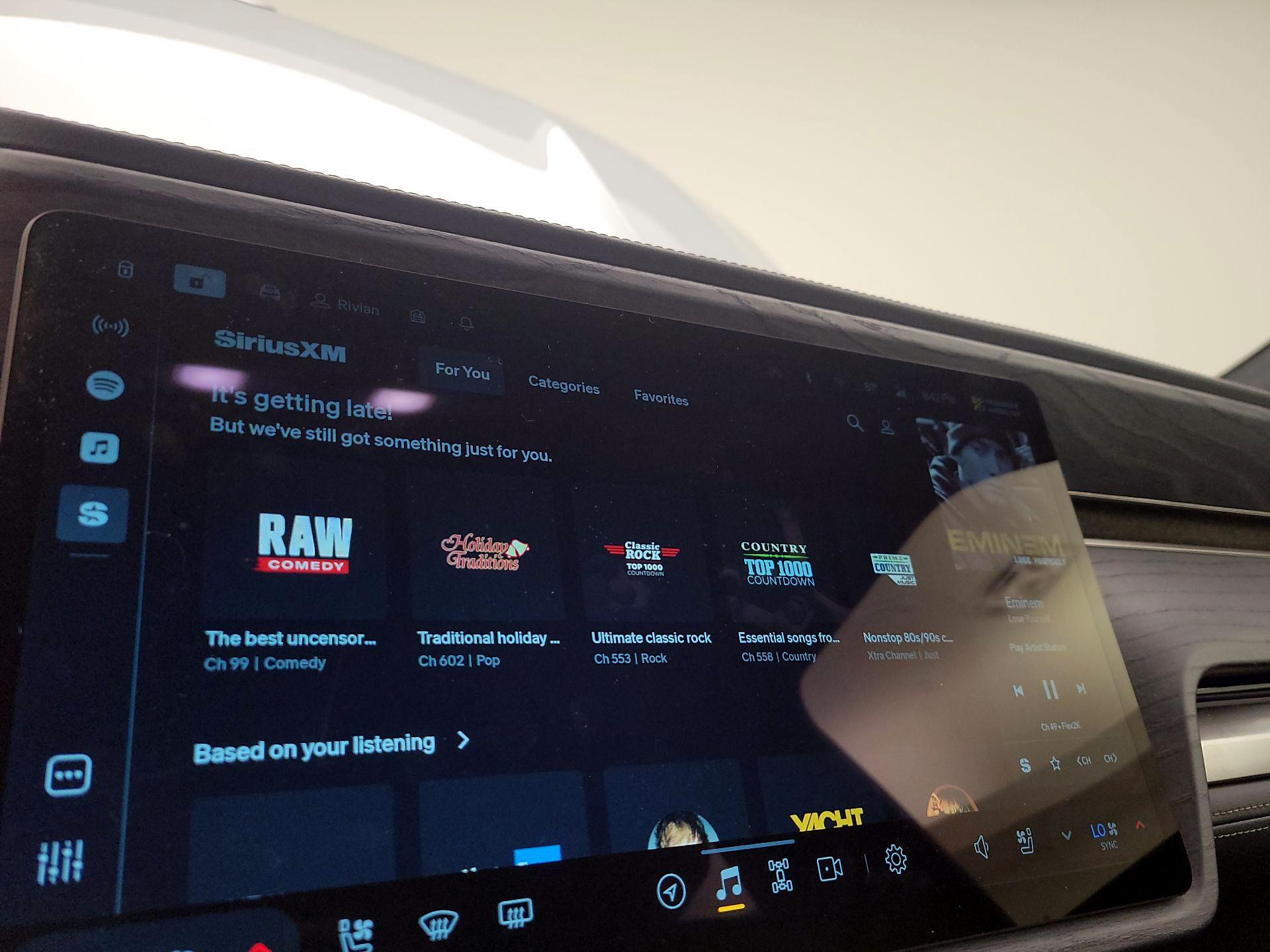 Thumbnail: 2025 Rivian R1S - 15