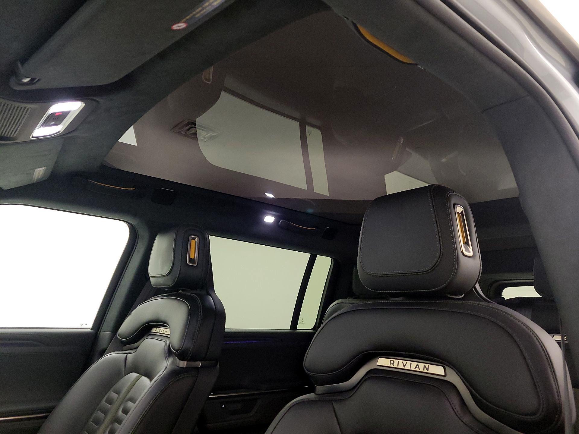 Thumbnail: 2025 Rivian R1S - 19