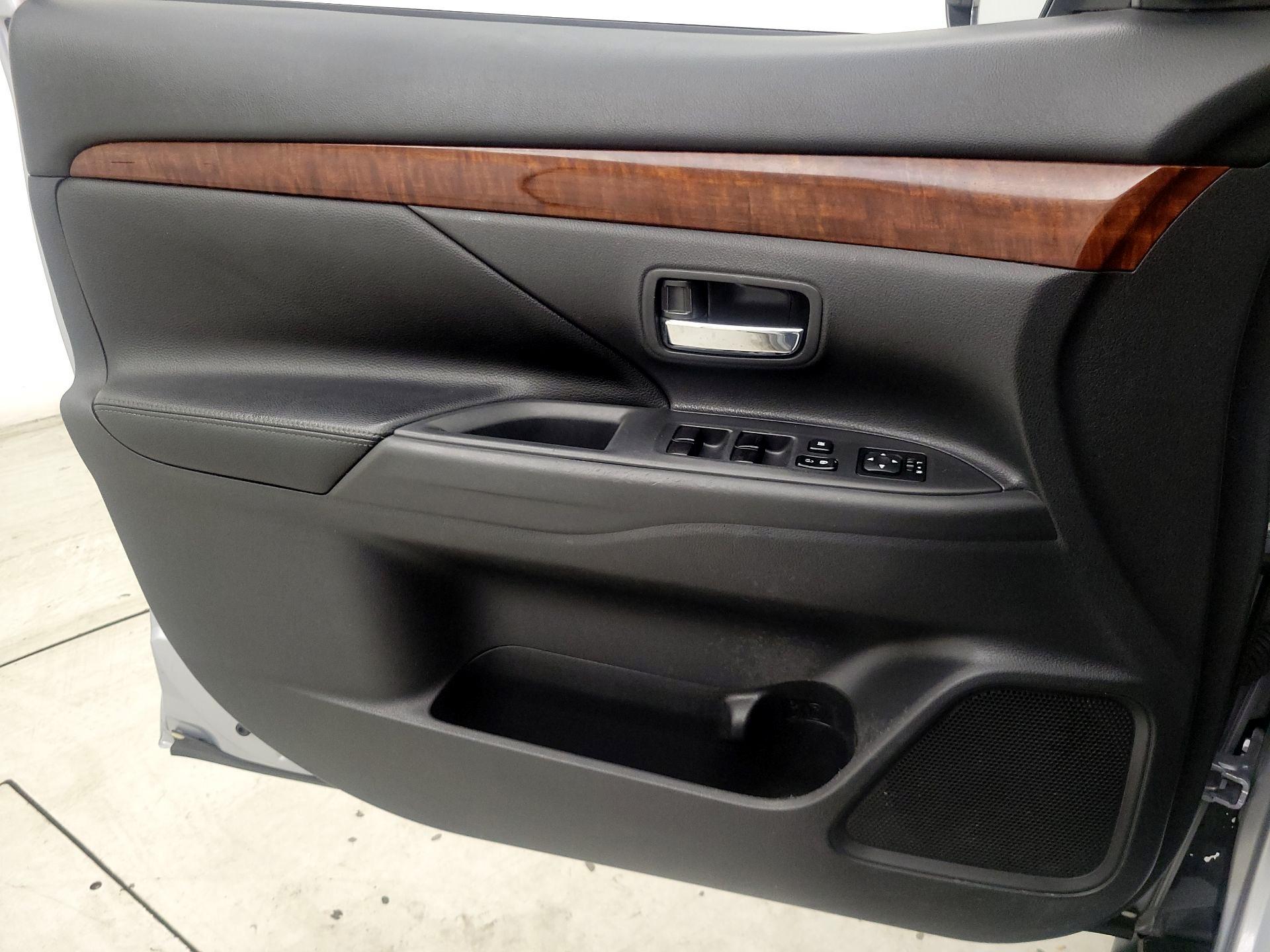 Thumbnail: 2015 Mitsubishi Outlander - 12