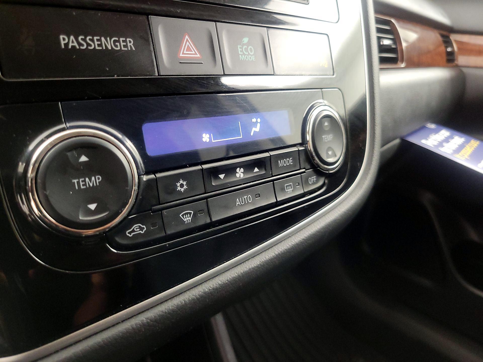 Thumbnail: 2015 Mitsubishi Outlander - 16