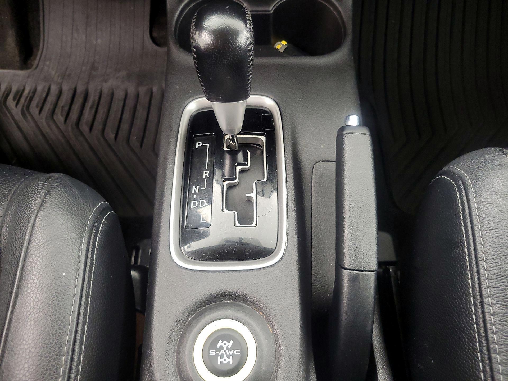 Thumbnail: 2015 Mitsubishi Outlander - 17