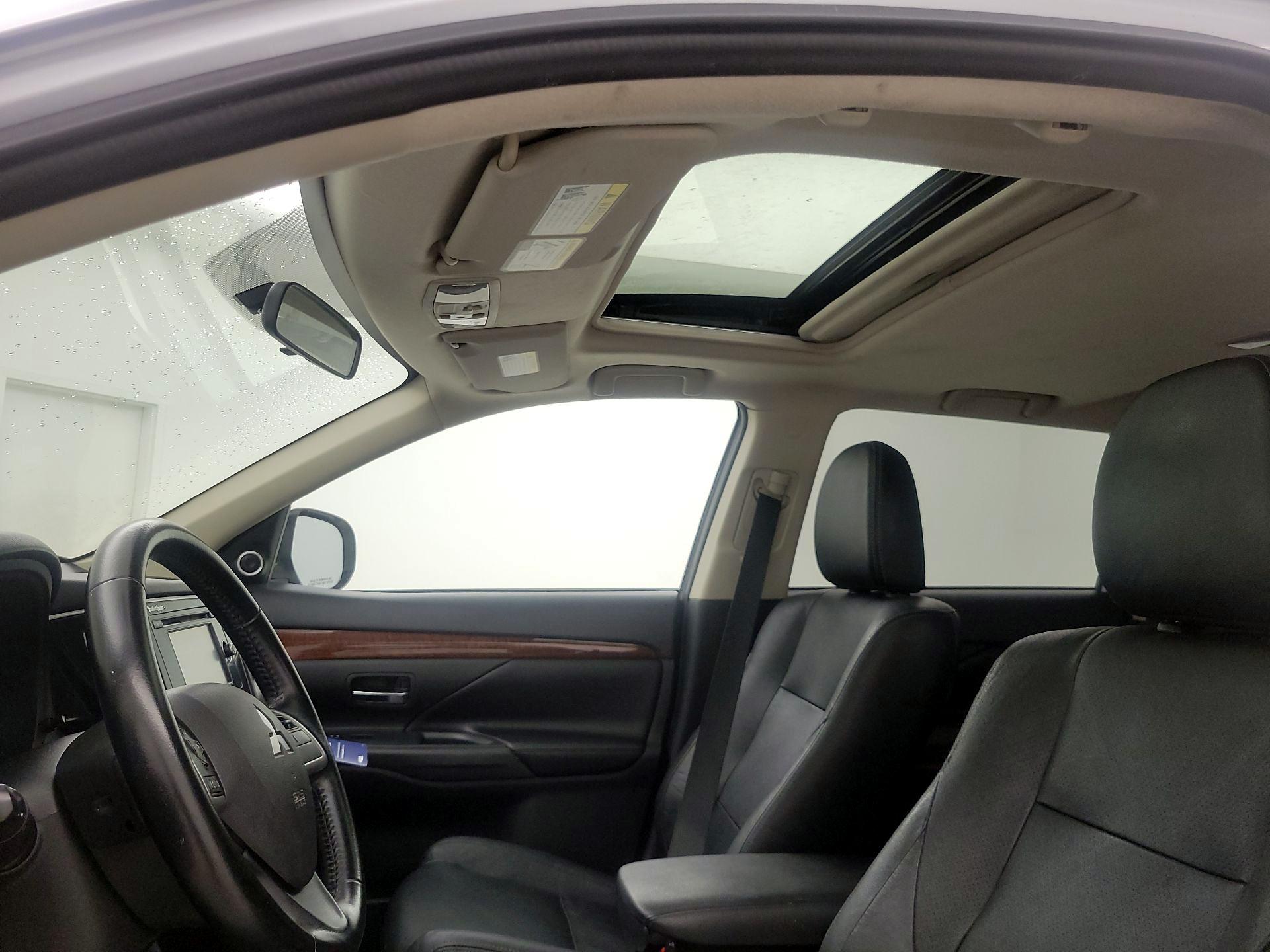 Thumbnail: 2015 Mitsubishi Outlander - 19