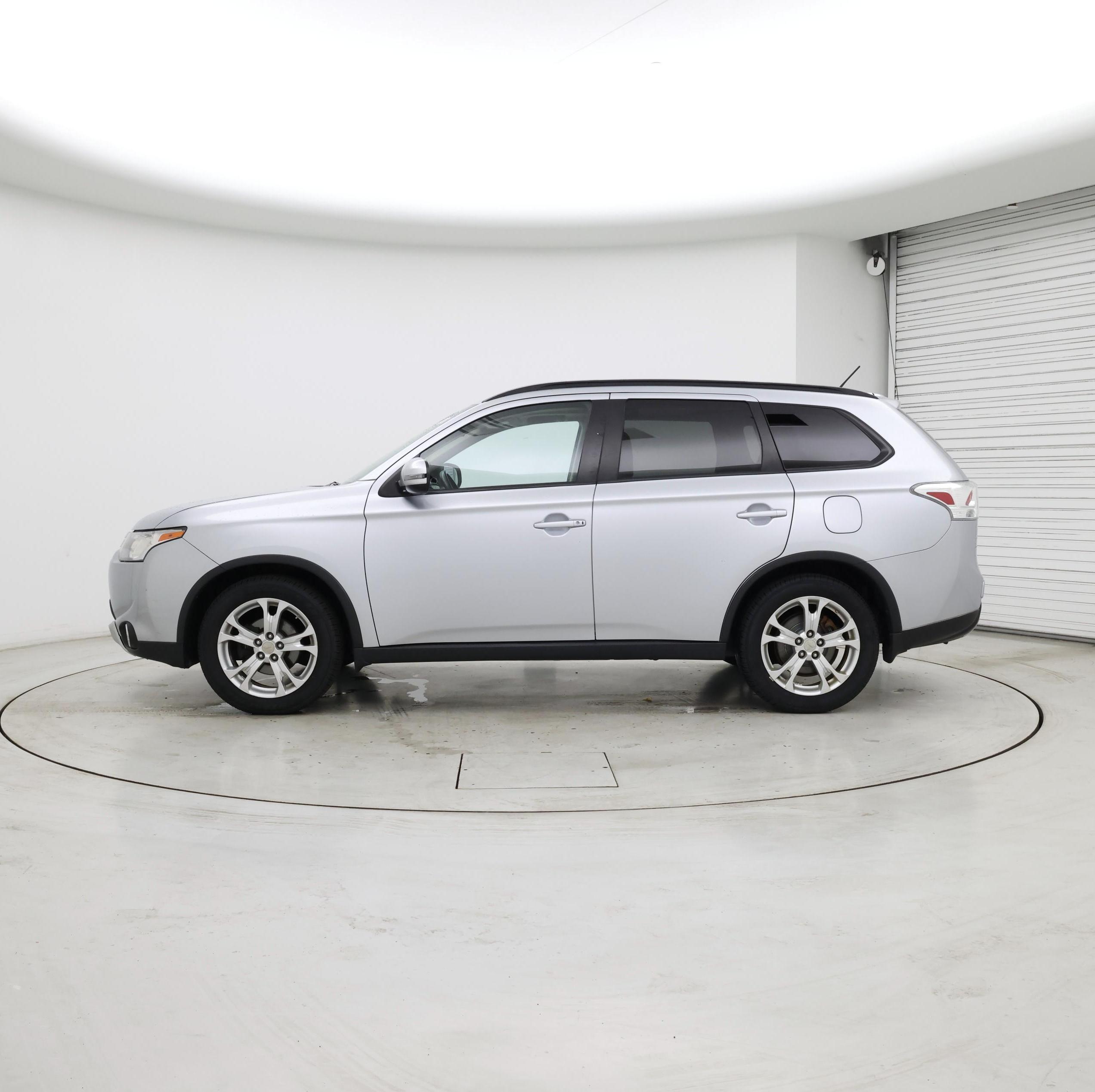 Thumbnail: 2015 Mitsubishi Outlander - 3
