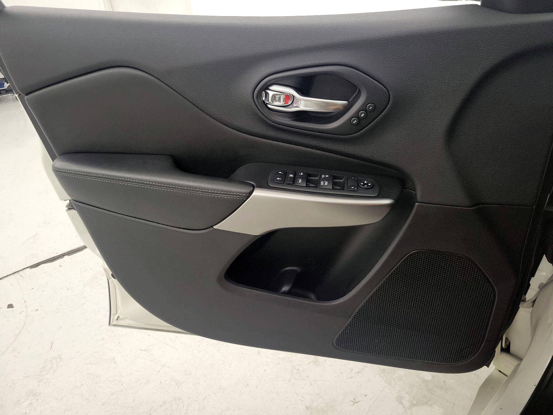 Thumbnail: 2019 Jeep Cherokee - 12