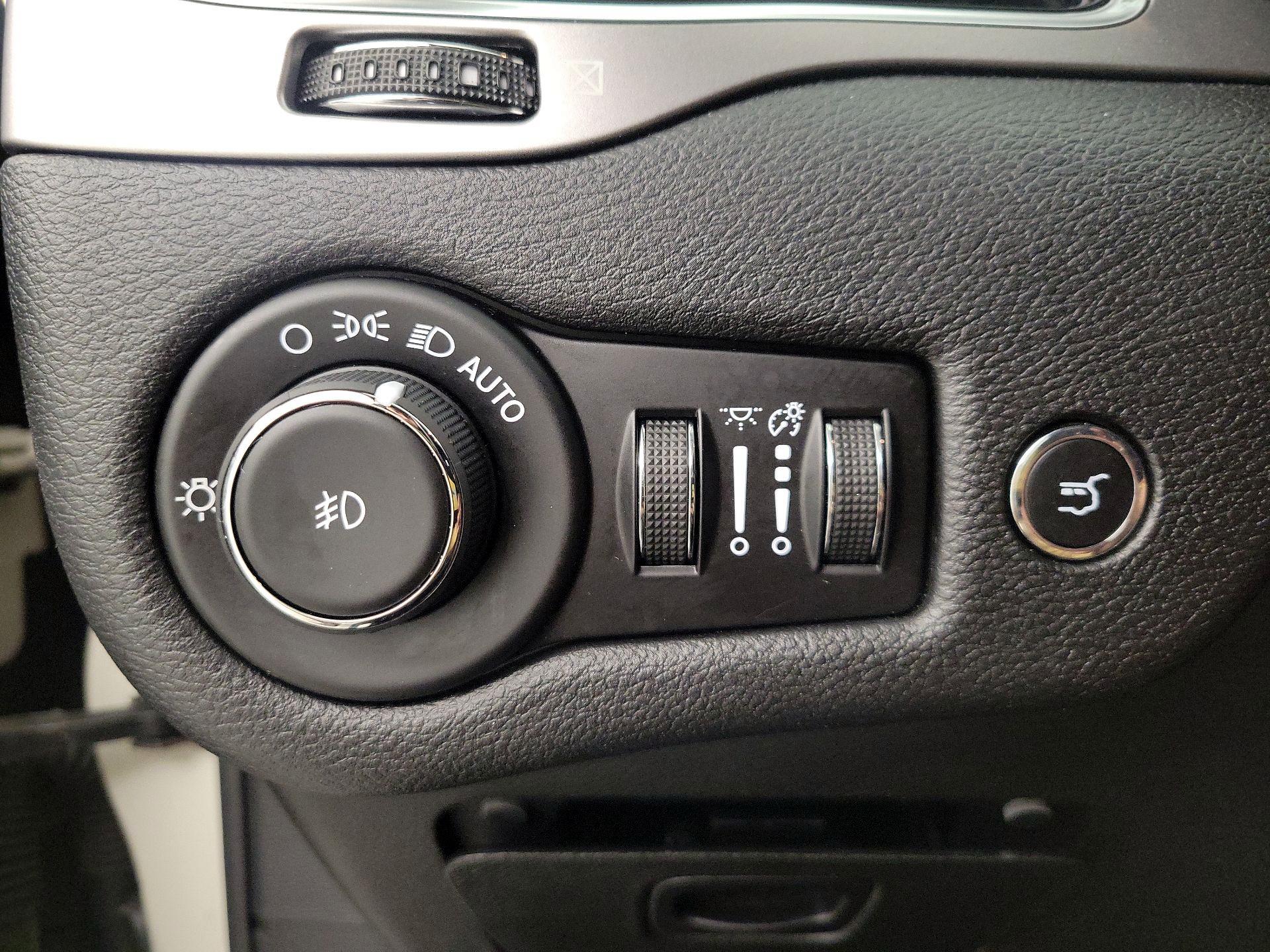 Thumbnail: 2019 Jeep Cherokee - 13