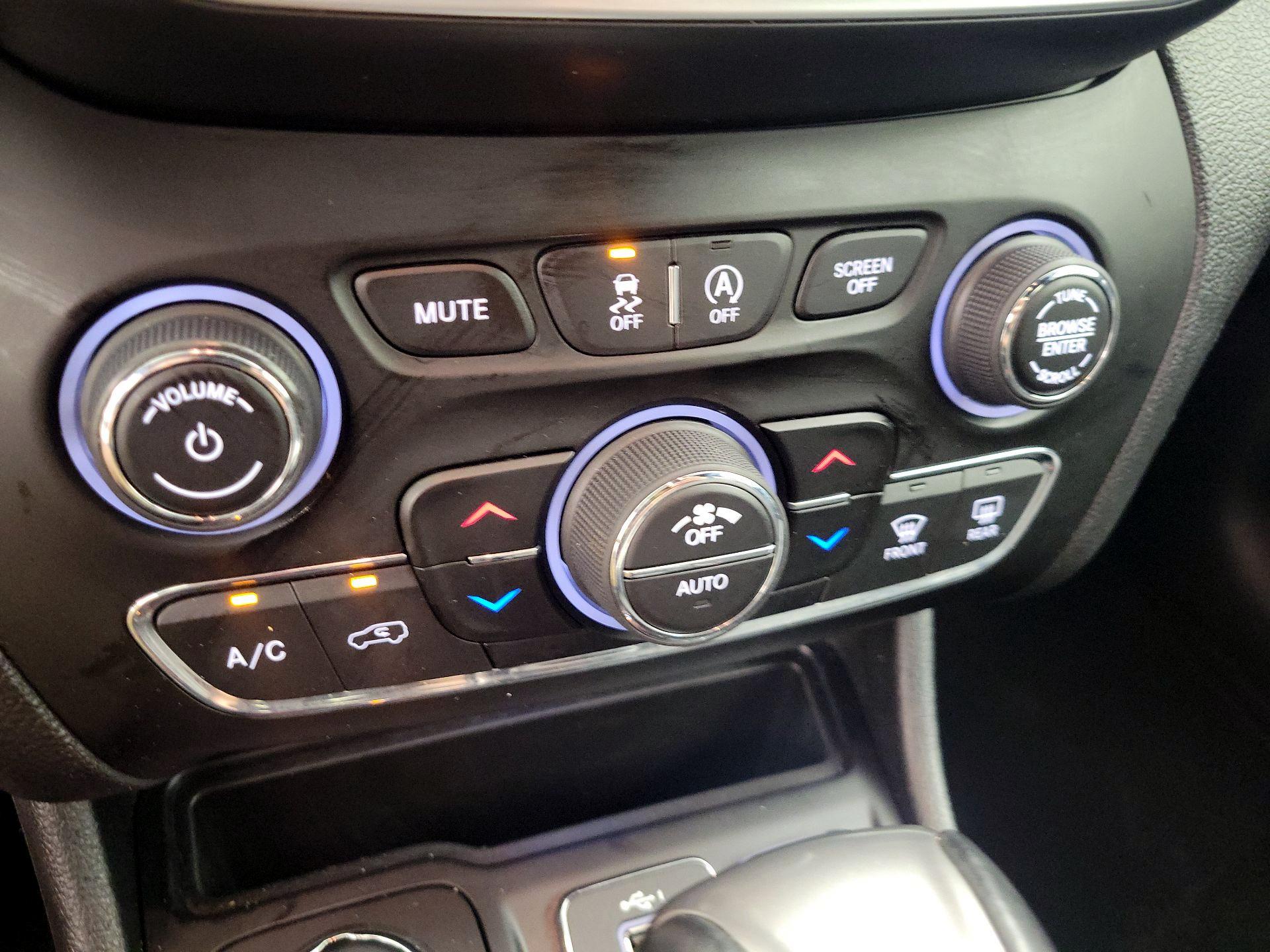 Thumbnail: 2019 Jeep Cherokee - 17