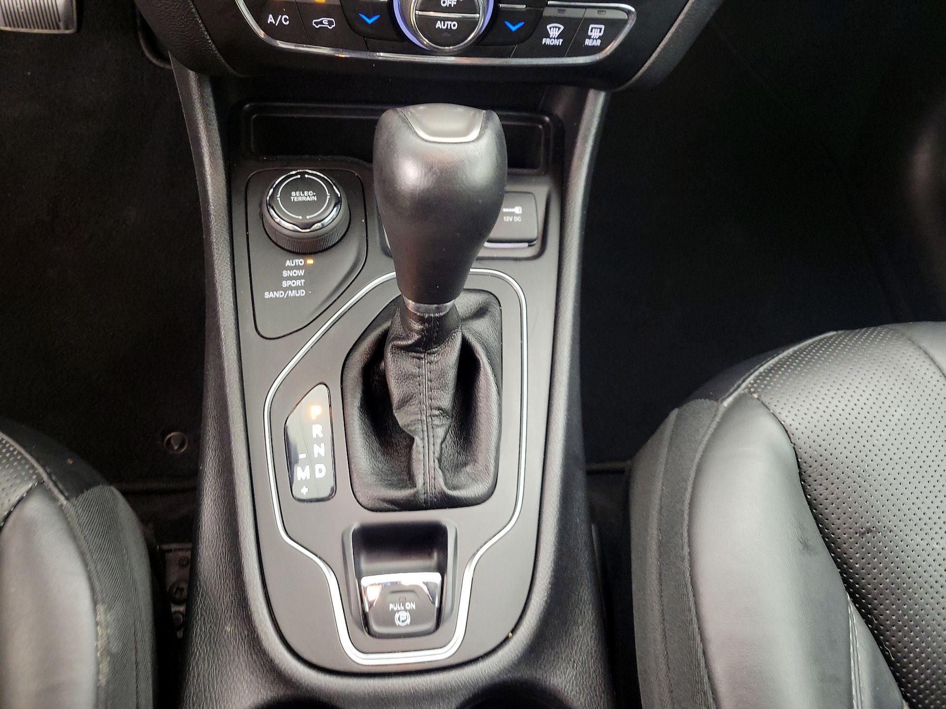 Thumbnail: 2019 Jeep Cherokee - 18