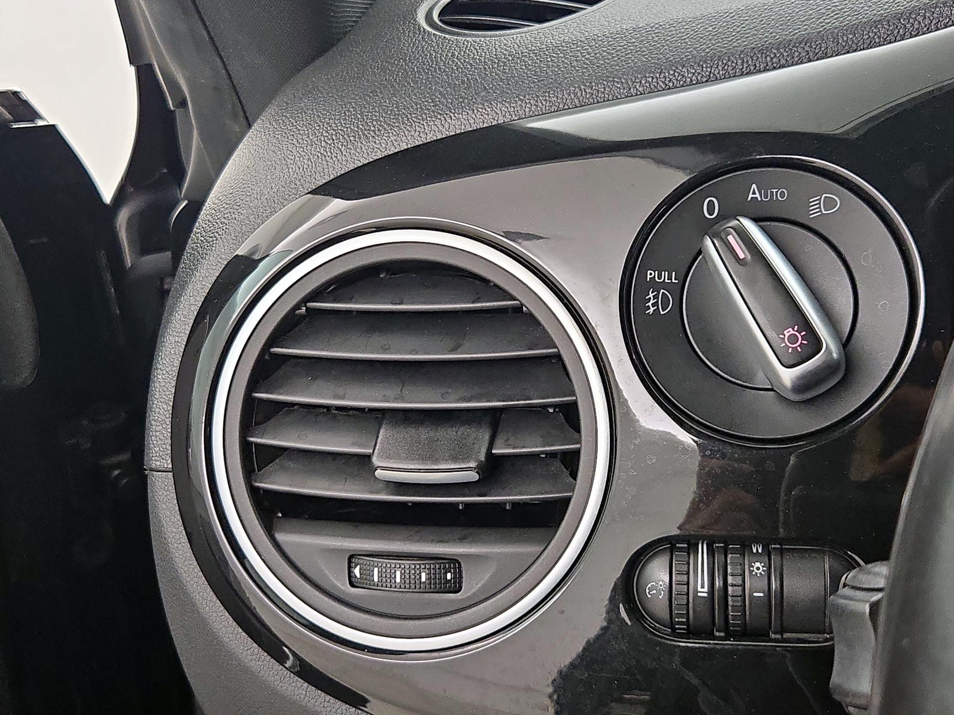 Thumbnail: 2016 Volkswagen Beetle - 13