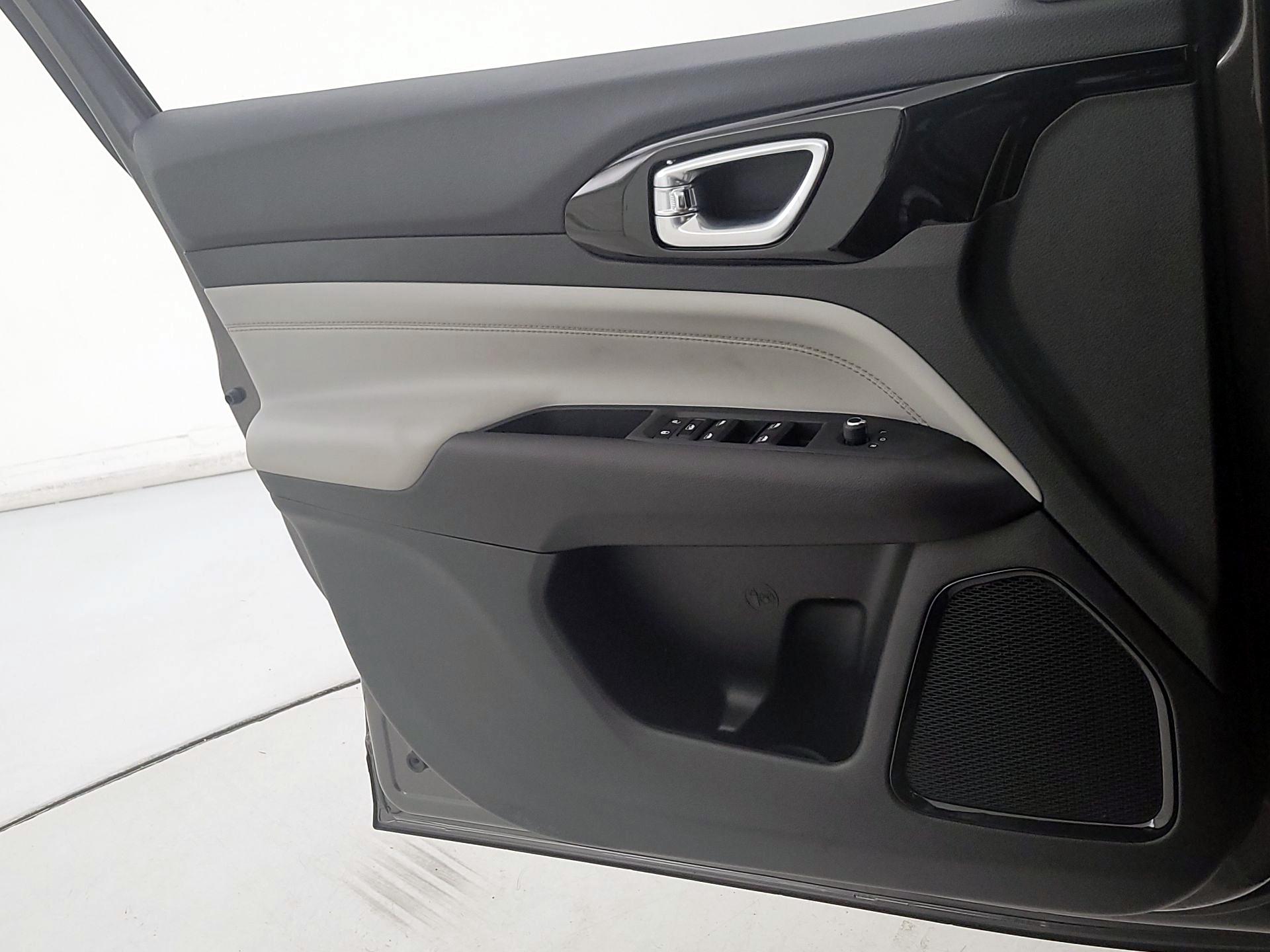Thumbnail: 2023 Jeep Compass - 12