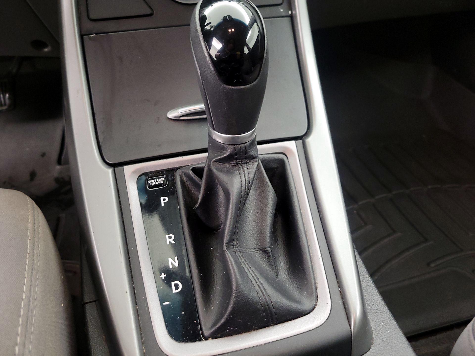 Thumbnail: 2015 Hyundai Elantra - 17