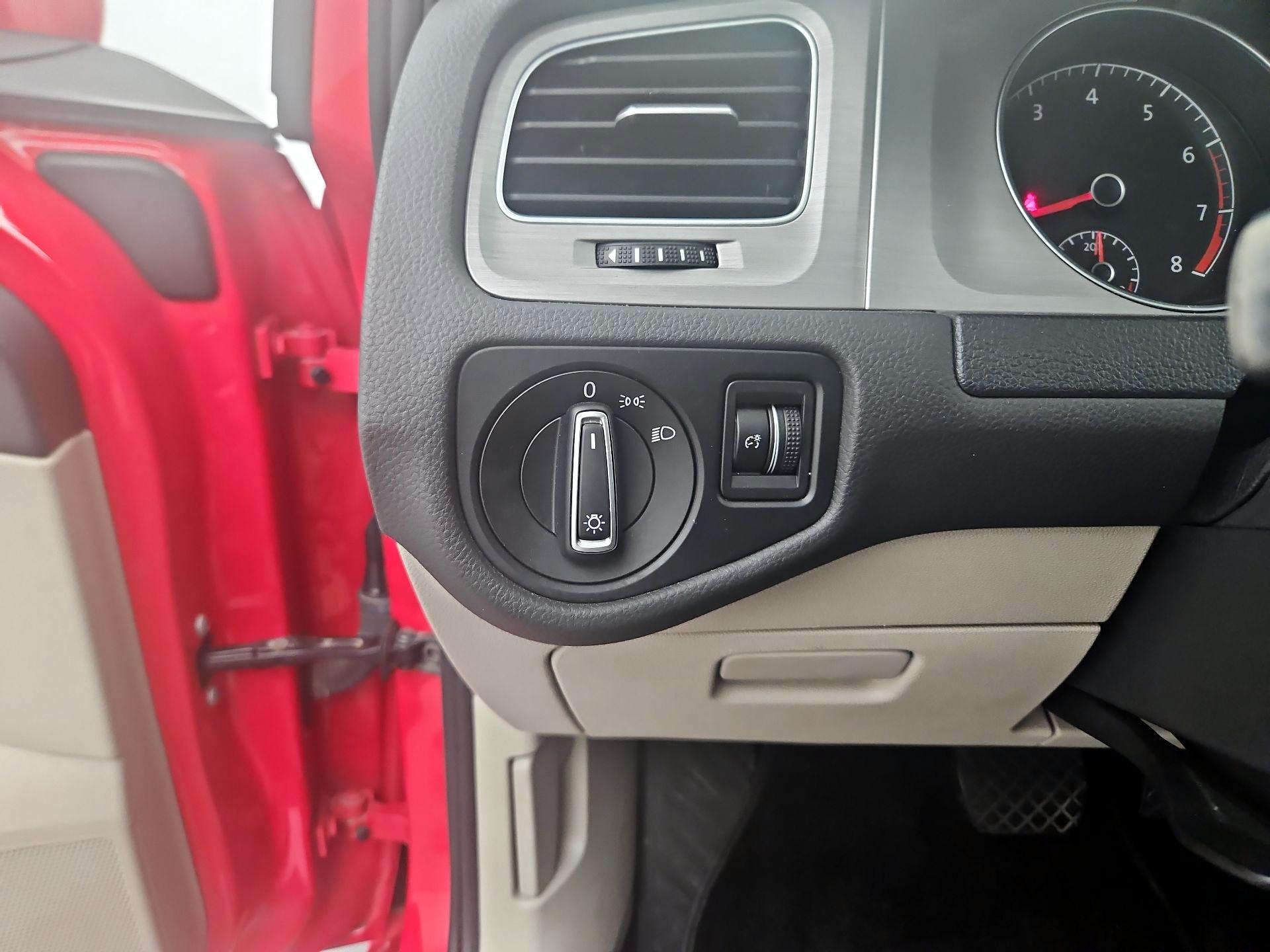 Thumbnail: 2016 Volkswagen Golf - 13