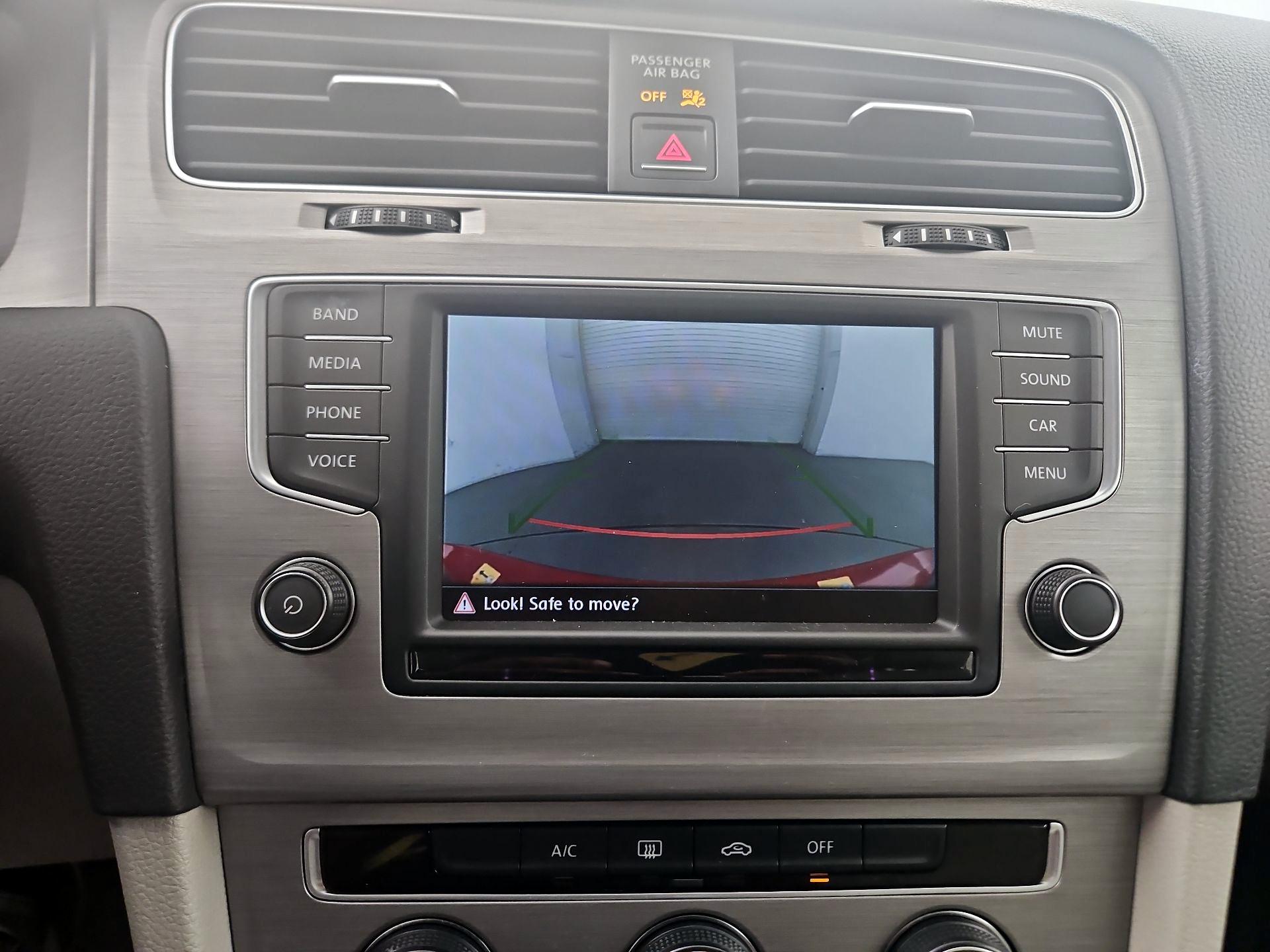 Thumbnail: 2016 Volkswagen Golf - 14