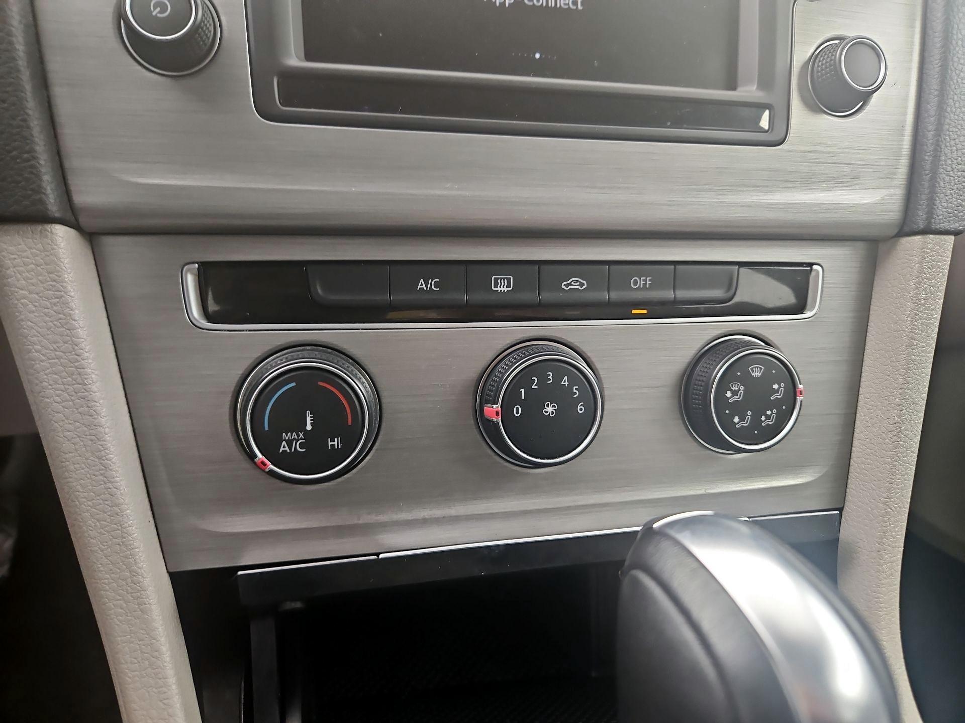 Thumbnail: 2016 Volkswagen Golf - 16