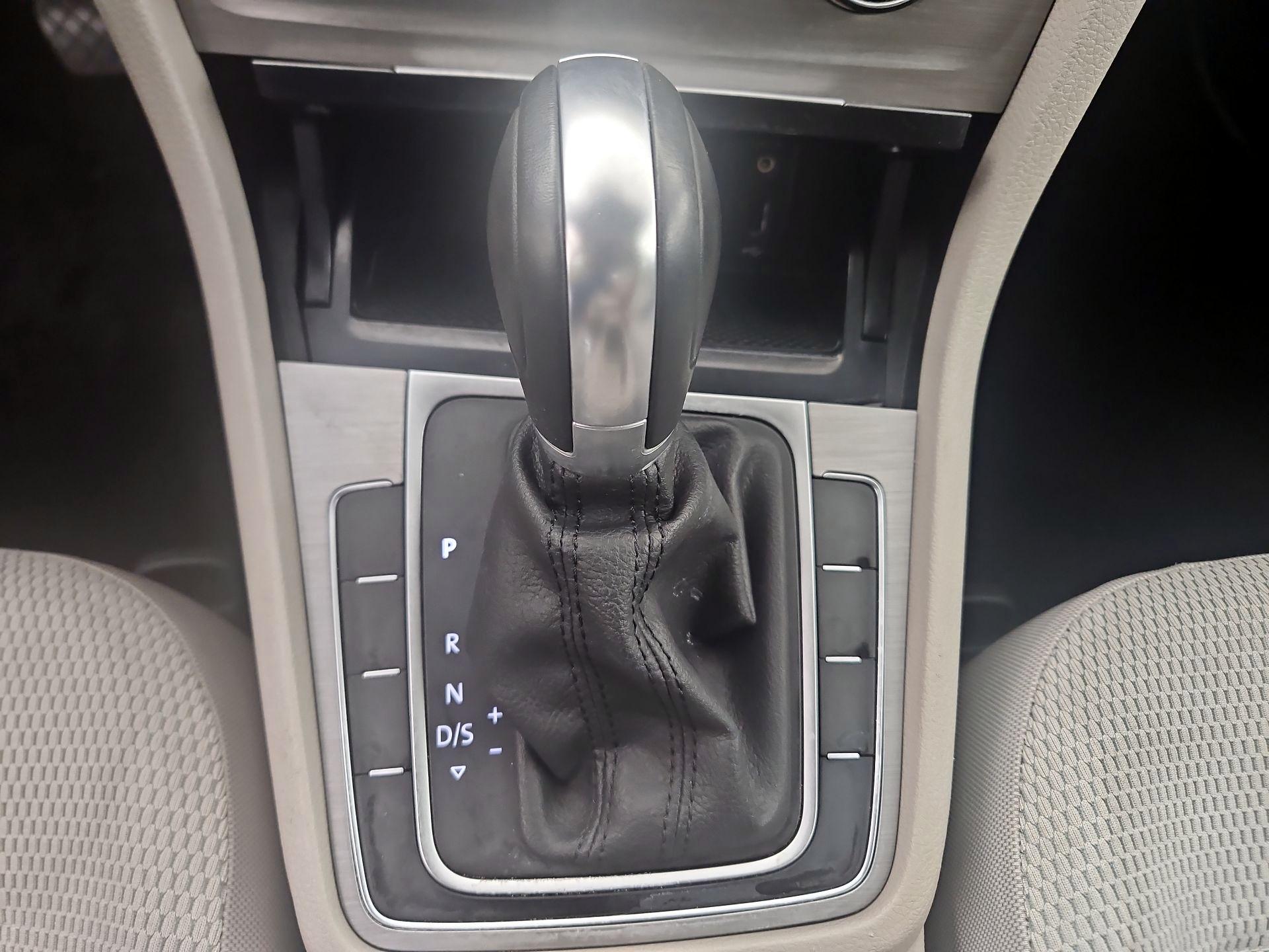 Thumbnail: 2016 Volkswagen Golf - 17