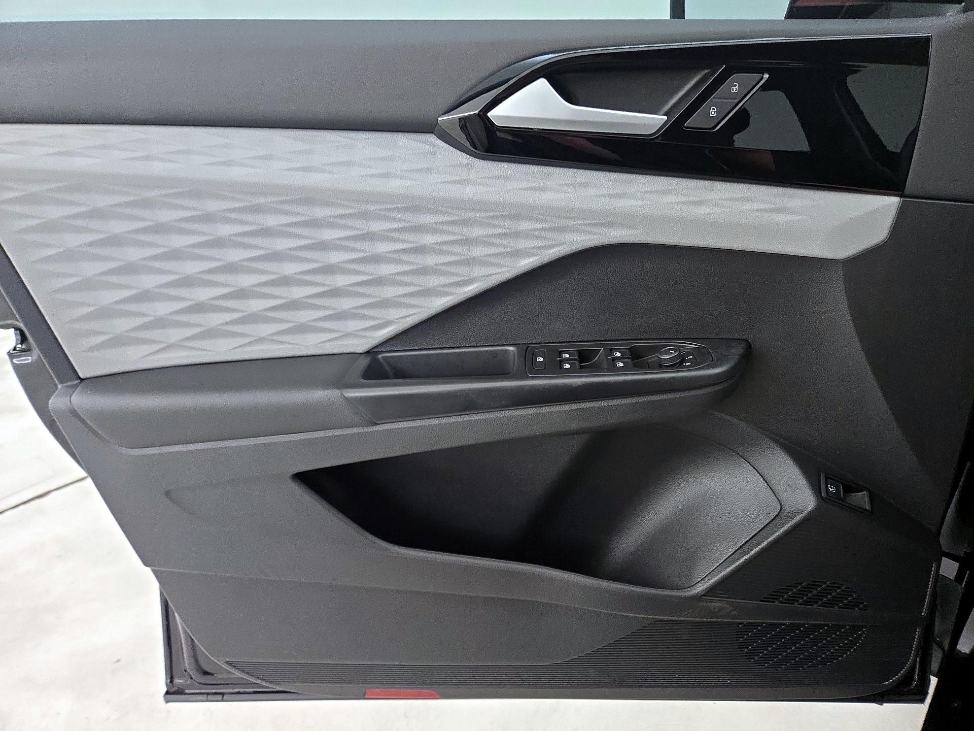 Thumbnail: 2022 Volkswagen Taos - 12