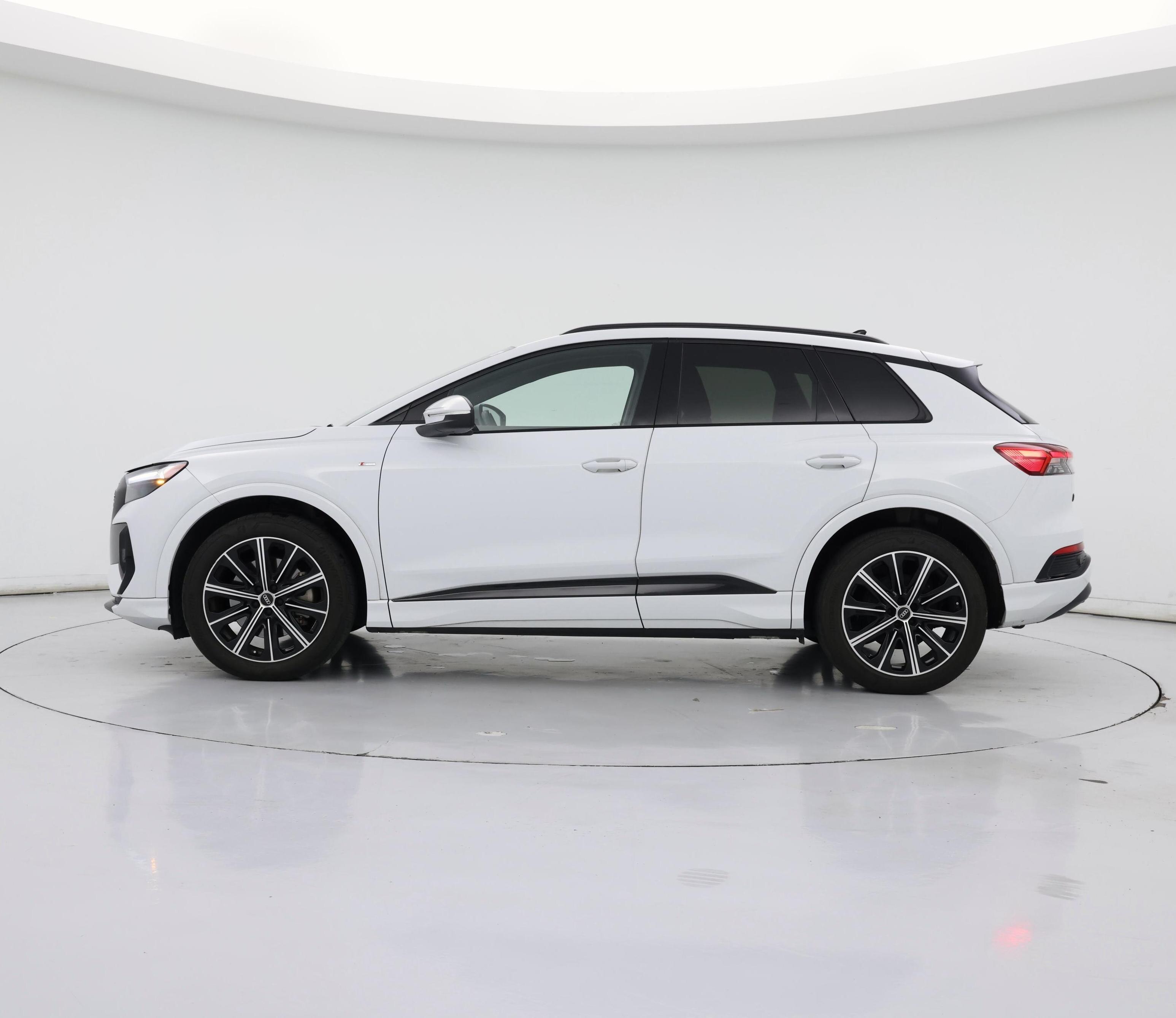 Thumbnail: 2022 Audi Q4 e-tron - 3