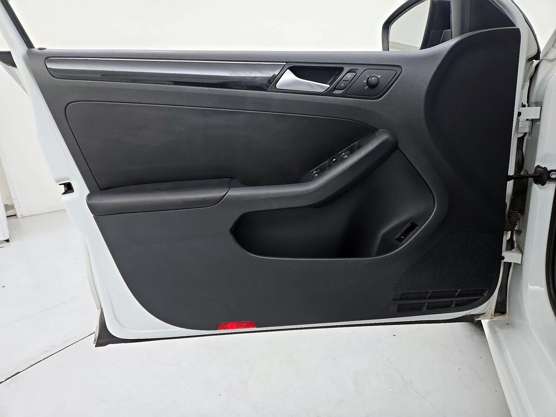 Thumbnail: 2015 Volkswagen Jetta - 12