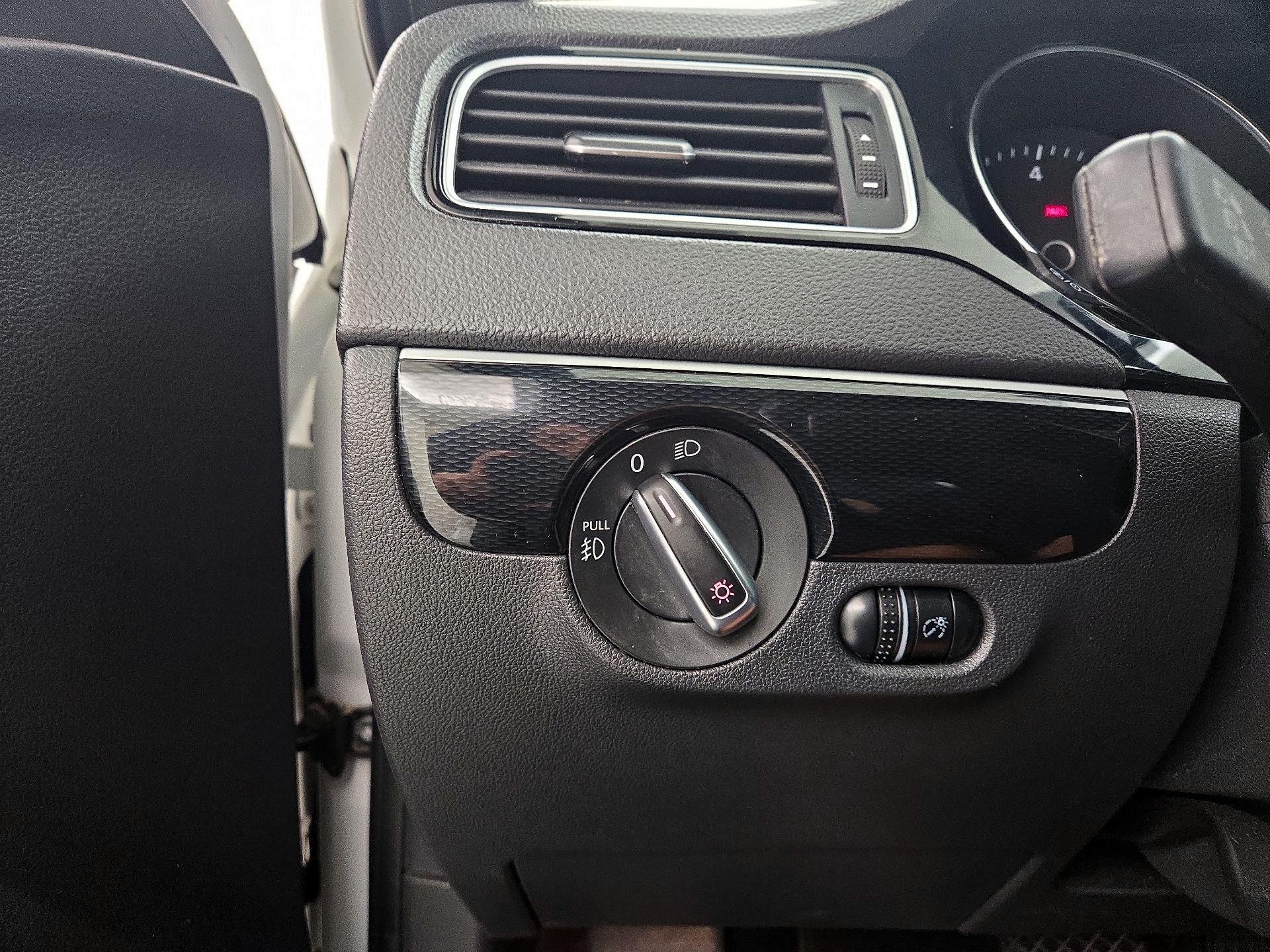 Thumbnail: 2015 Volkswagen Jetta - 13