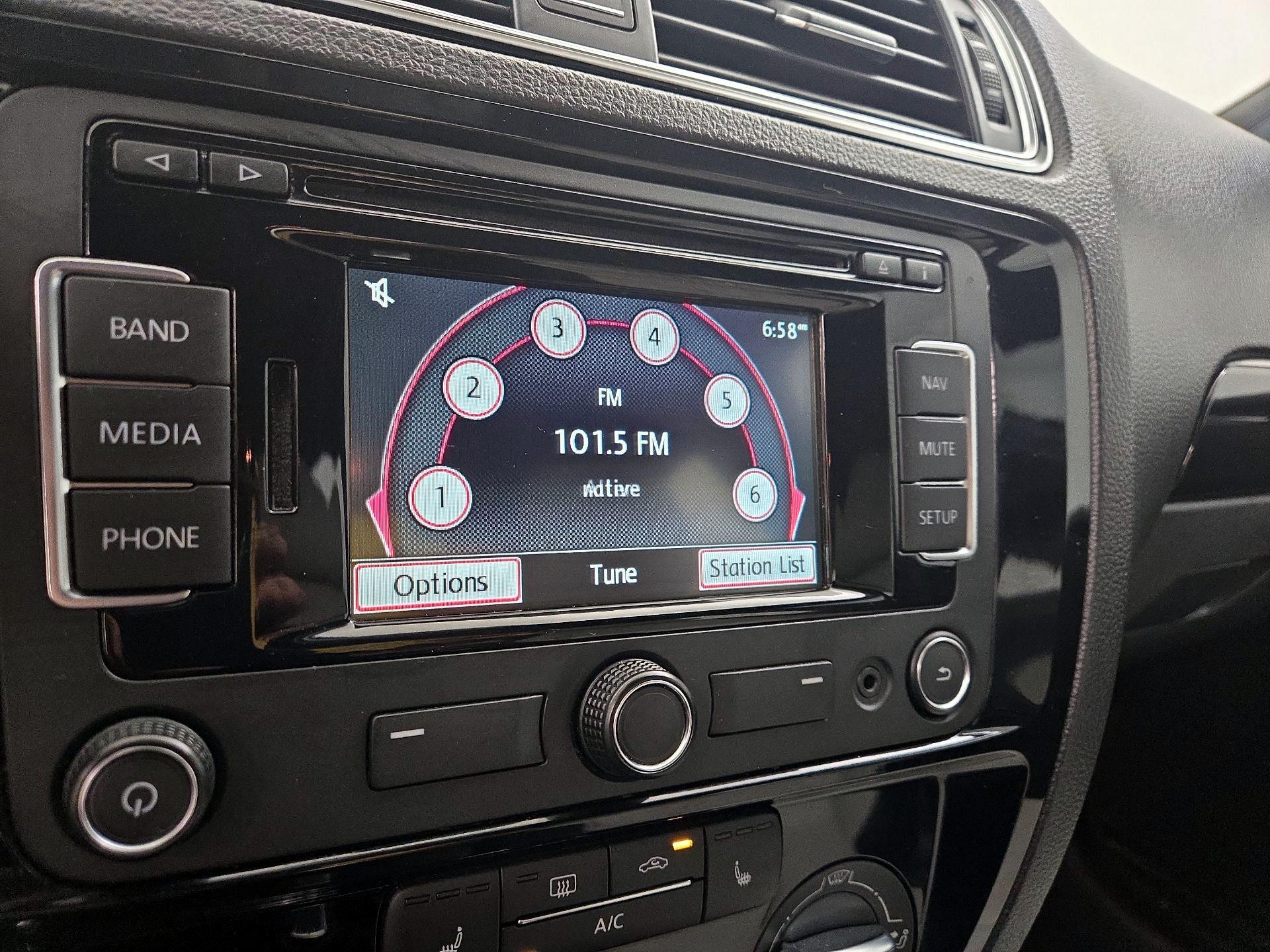 Thumbnail: 2015 Volkswagen Jetta - 16