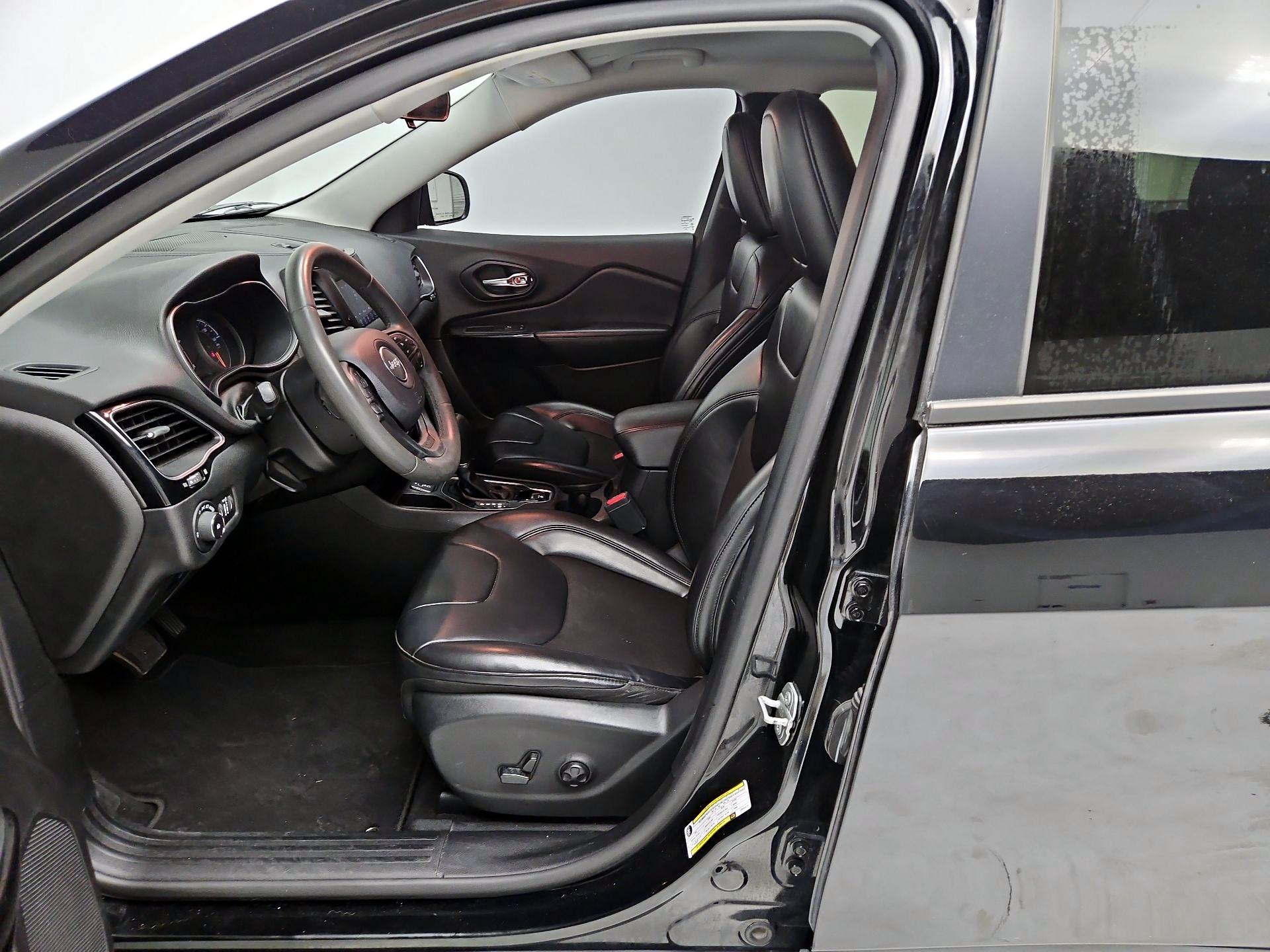 Thumbnail: 2020 Jeep Cherokee - 11