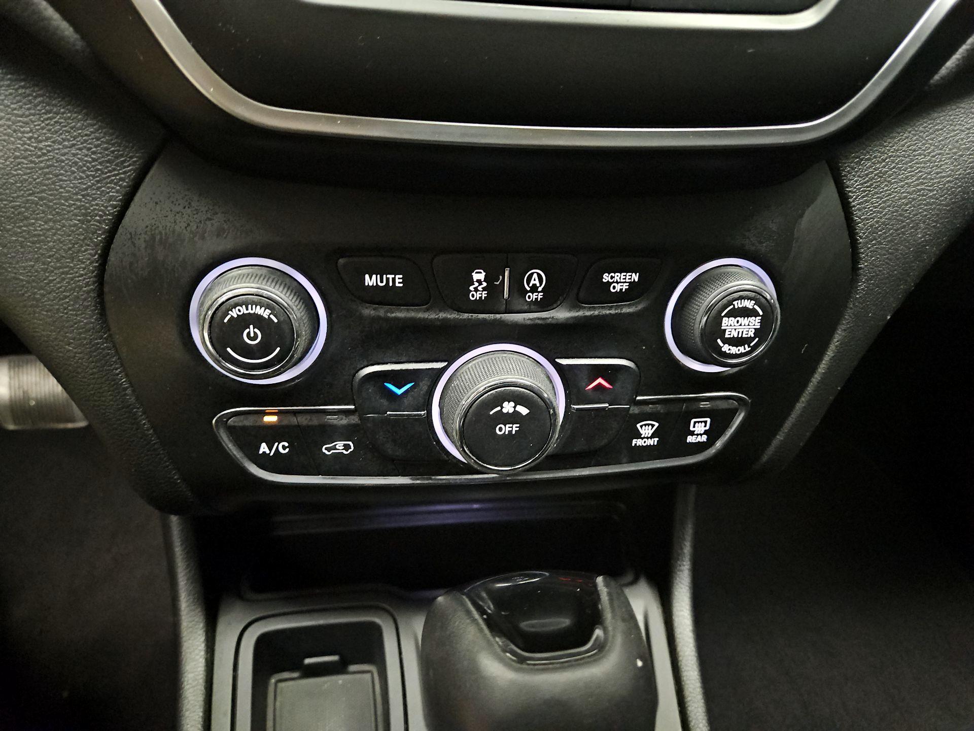Thumbnail: 2020 Jeep Cherokee - 16