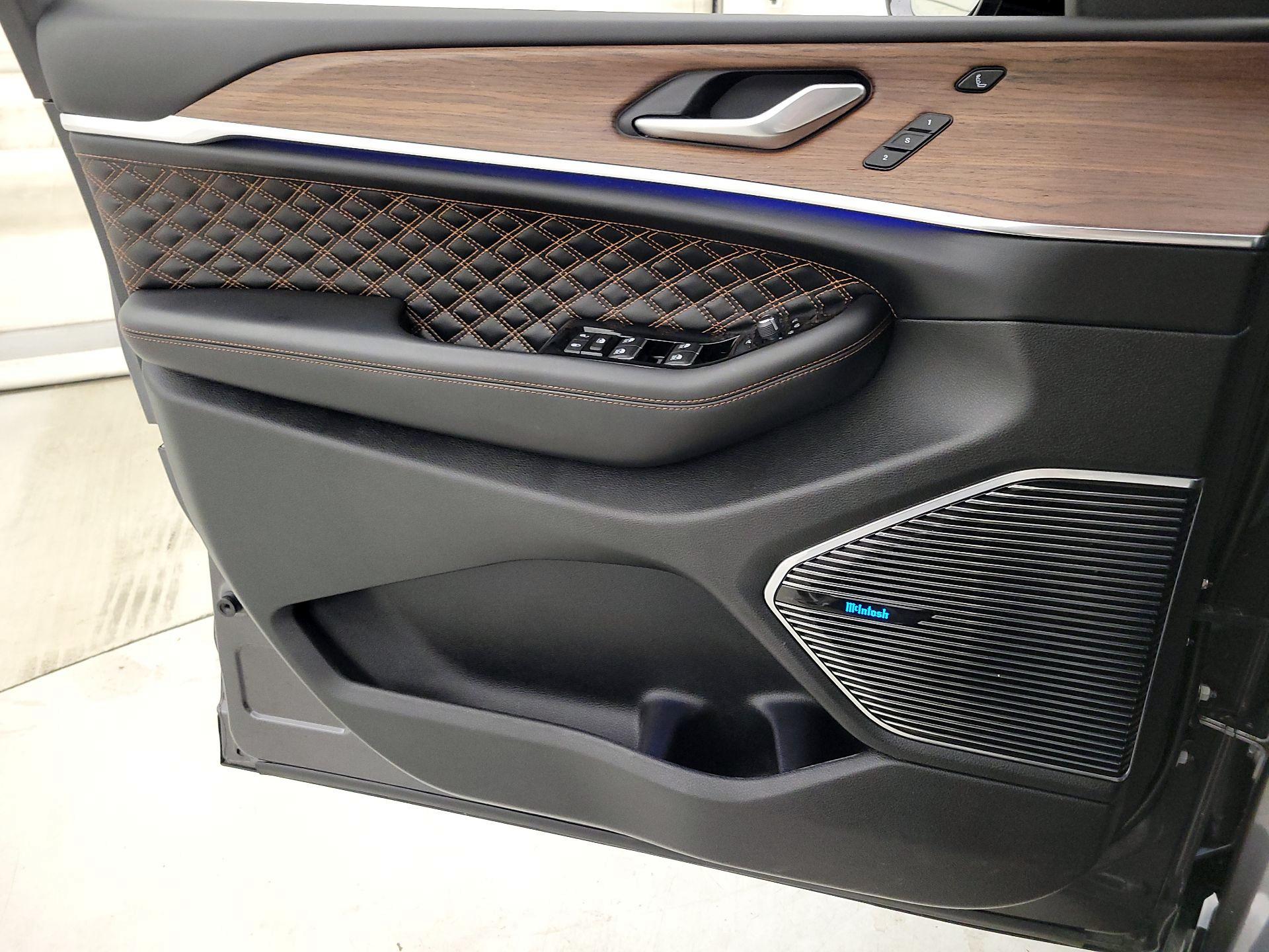 Thumbnail: 2022 Jeep Grand Cherokee - 12