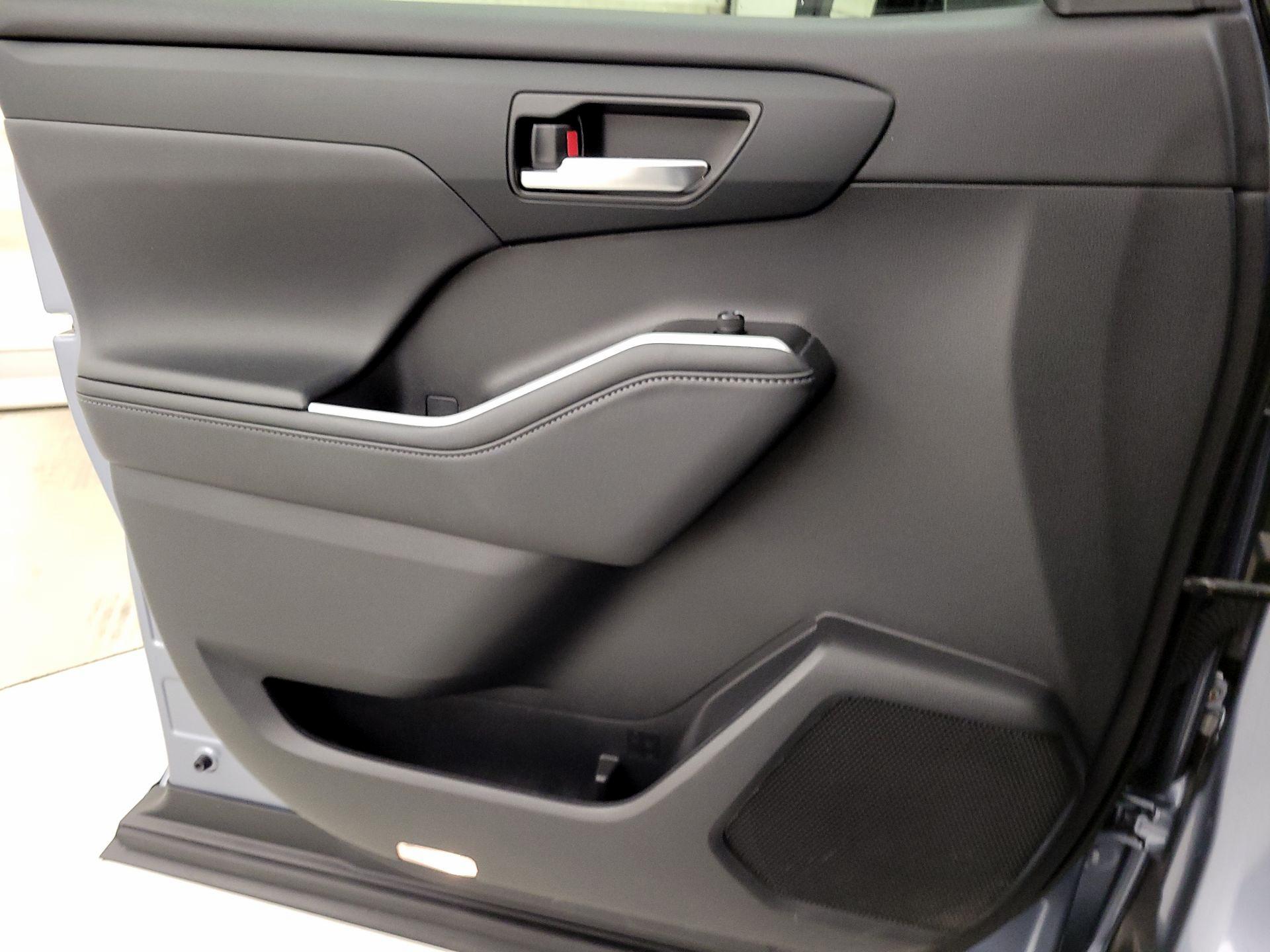 Thumbnail: 2021 Toyota Highlander - 12