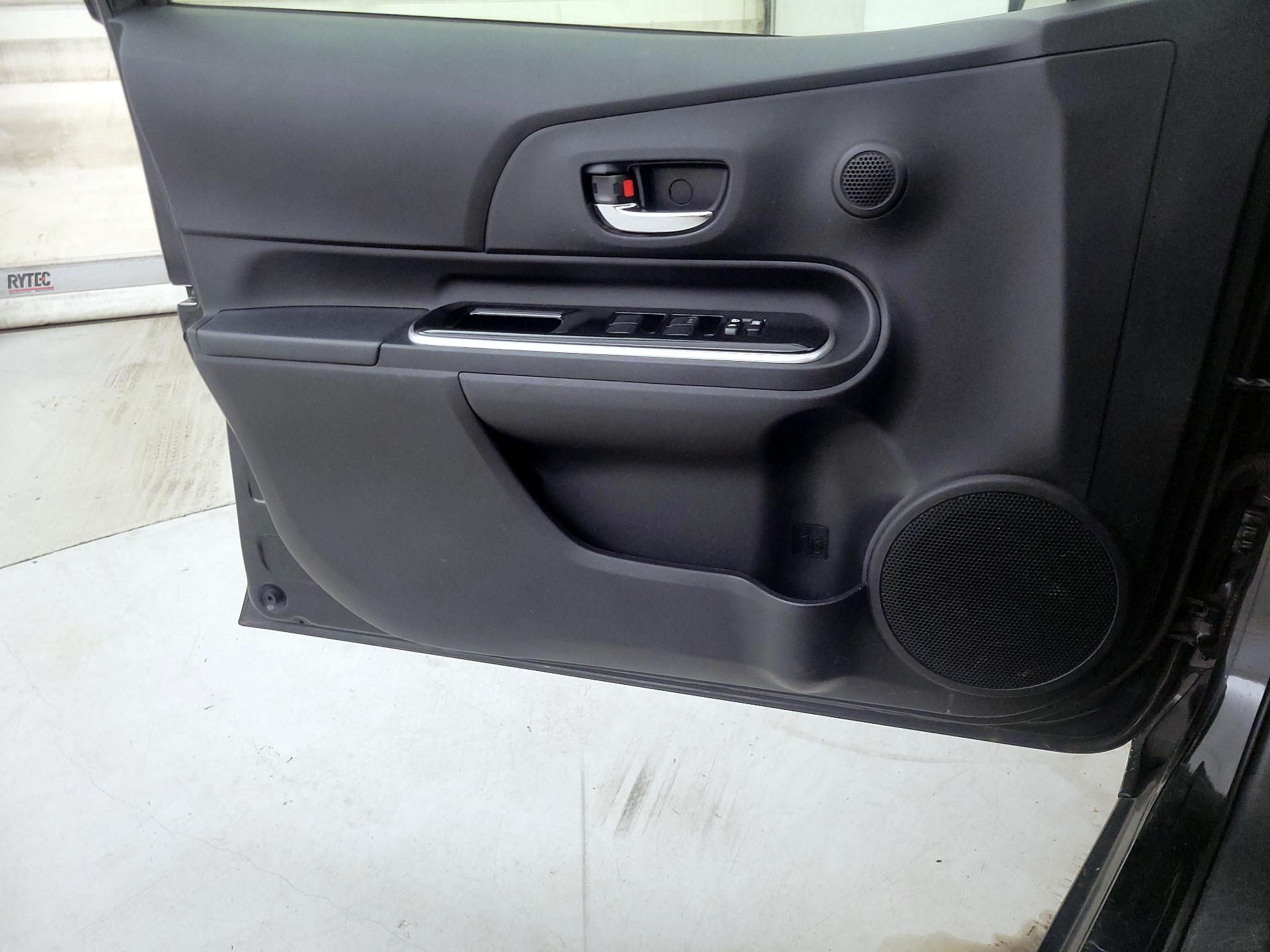Thumbnail: 2015 Toyota Prius c - 12