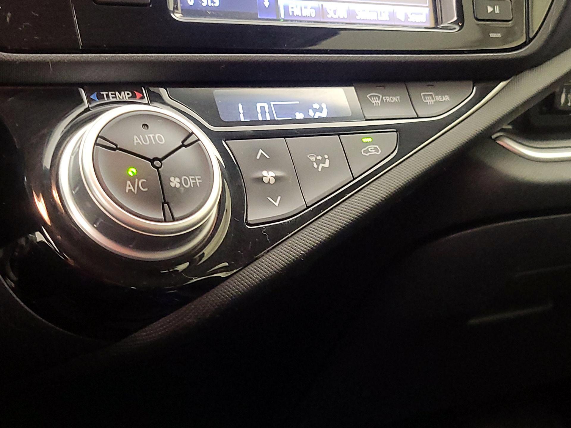 Thumbnail: 2015 Toyota Prius c - 15