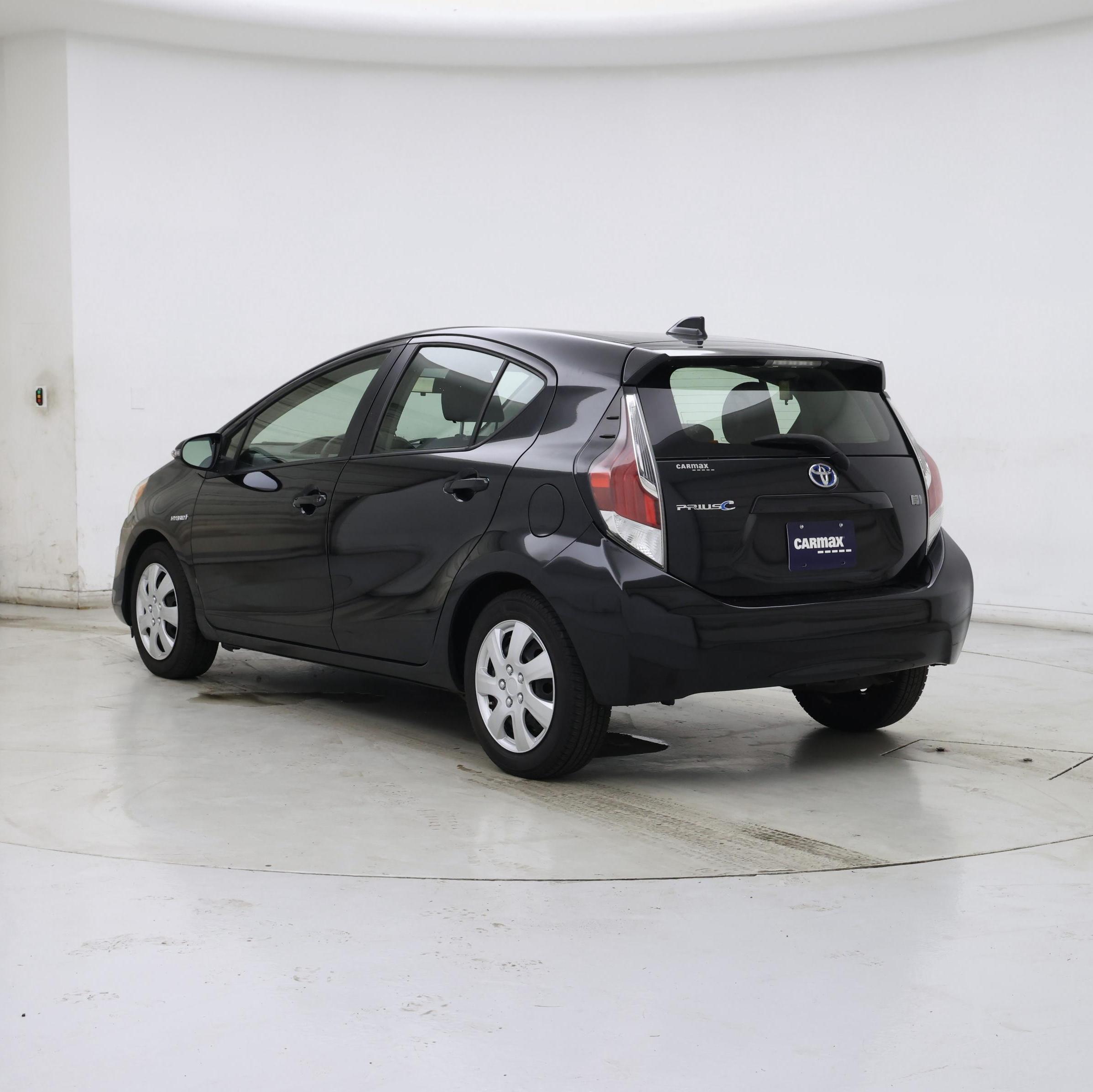 Thumbnail: 2015 Toyota Prius c - 2
