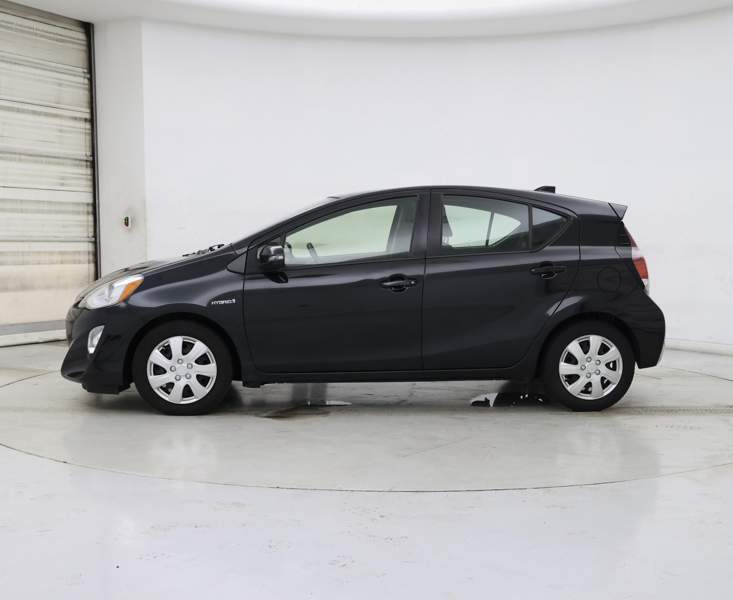 Thumbnail: 2015 Toyota Prius c - 3