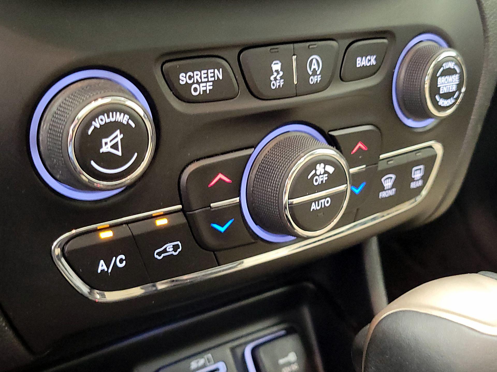 Thumbnail: 2018 Jeep Cherokee - 16