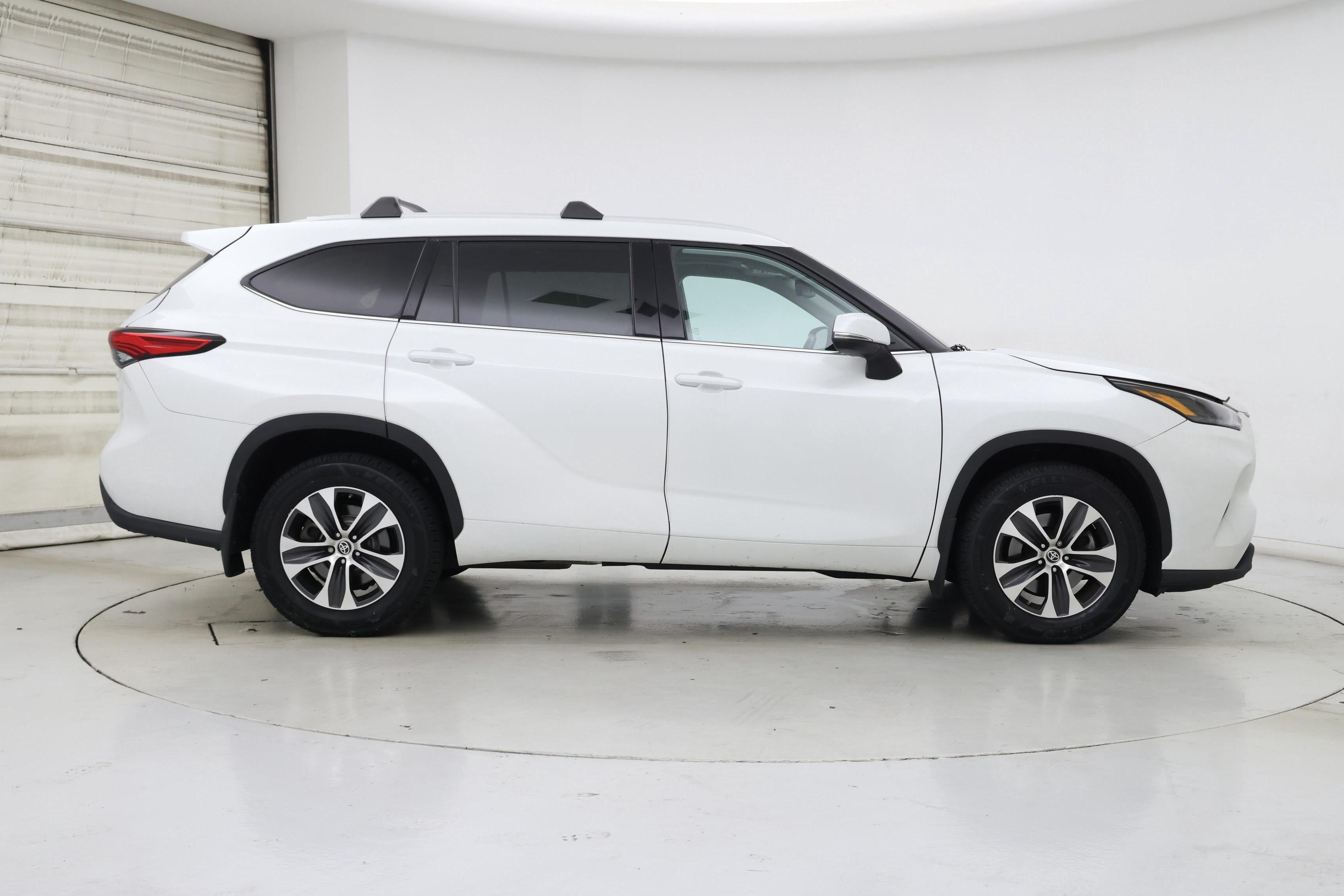 Thumbnail: 2022 Toyota Highlander - 7