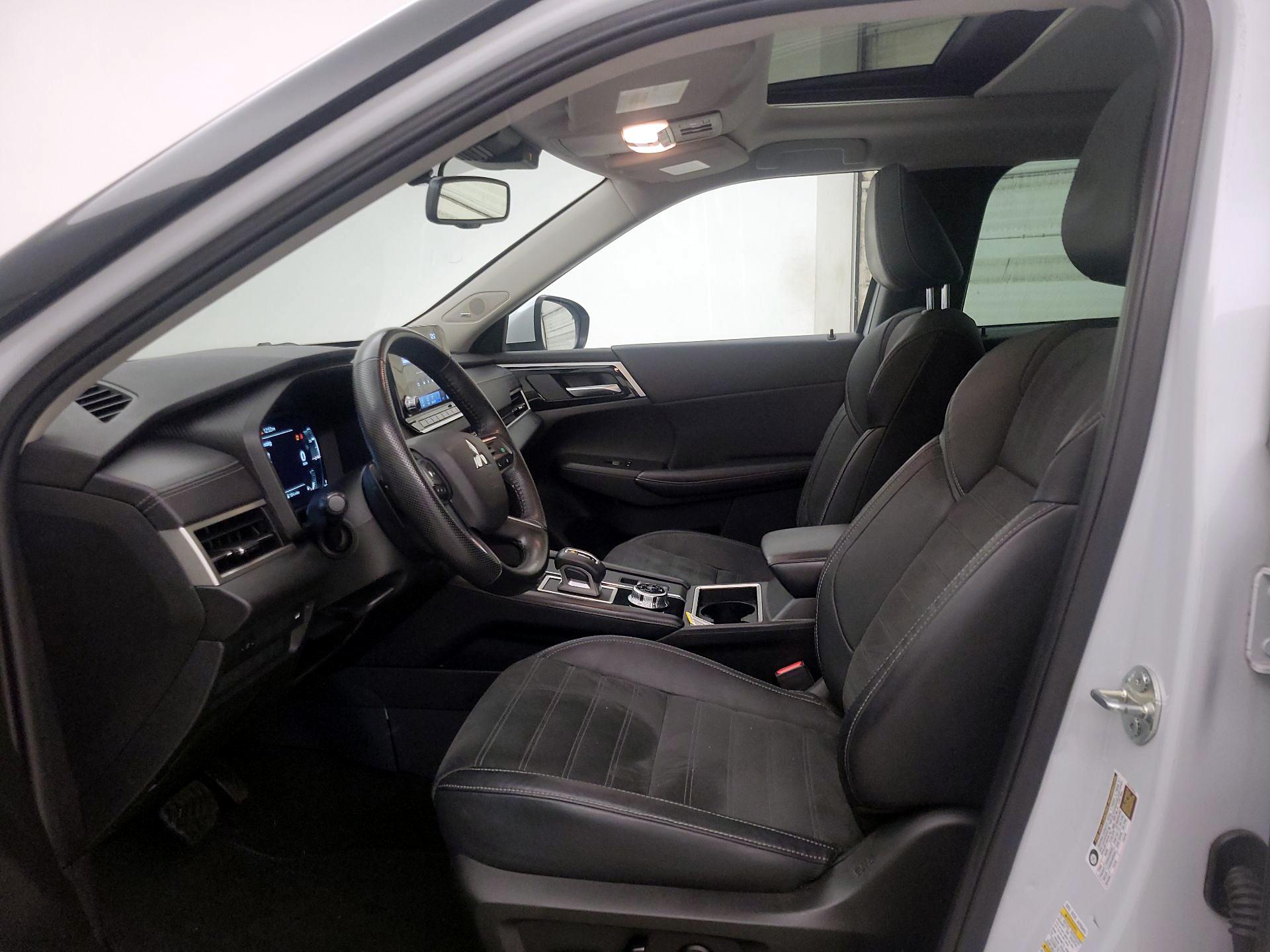 Thumbnail: 2023 Mitsubishi Outlander - 11