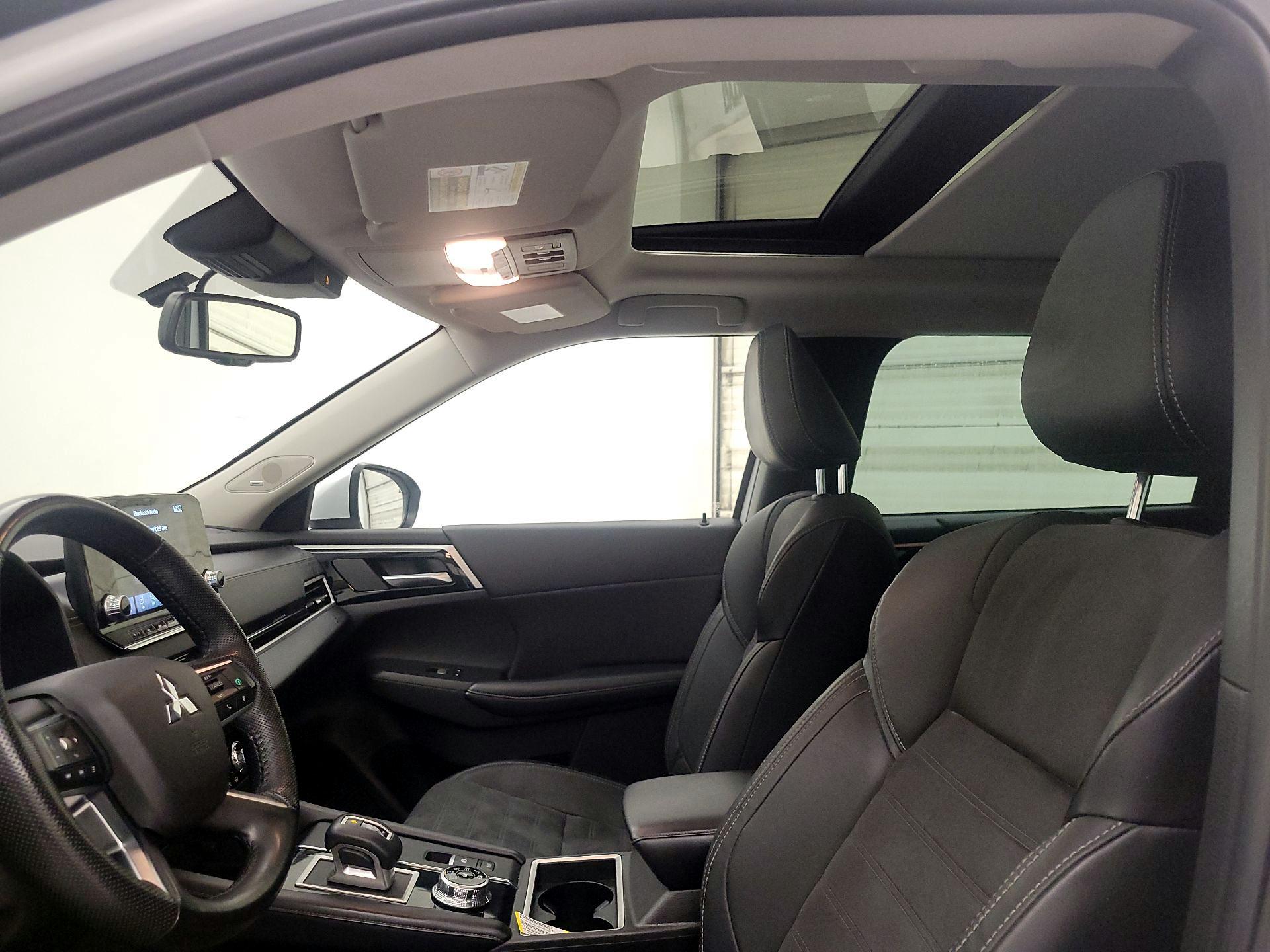 Thumbnail: 2023 Mitsubishi Outlander - 19