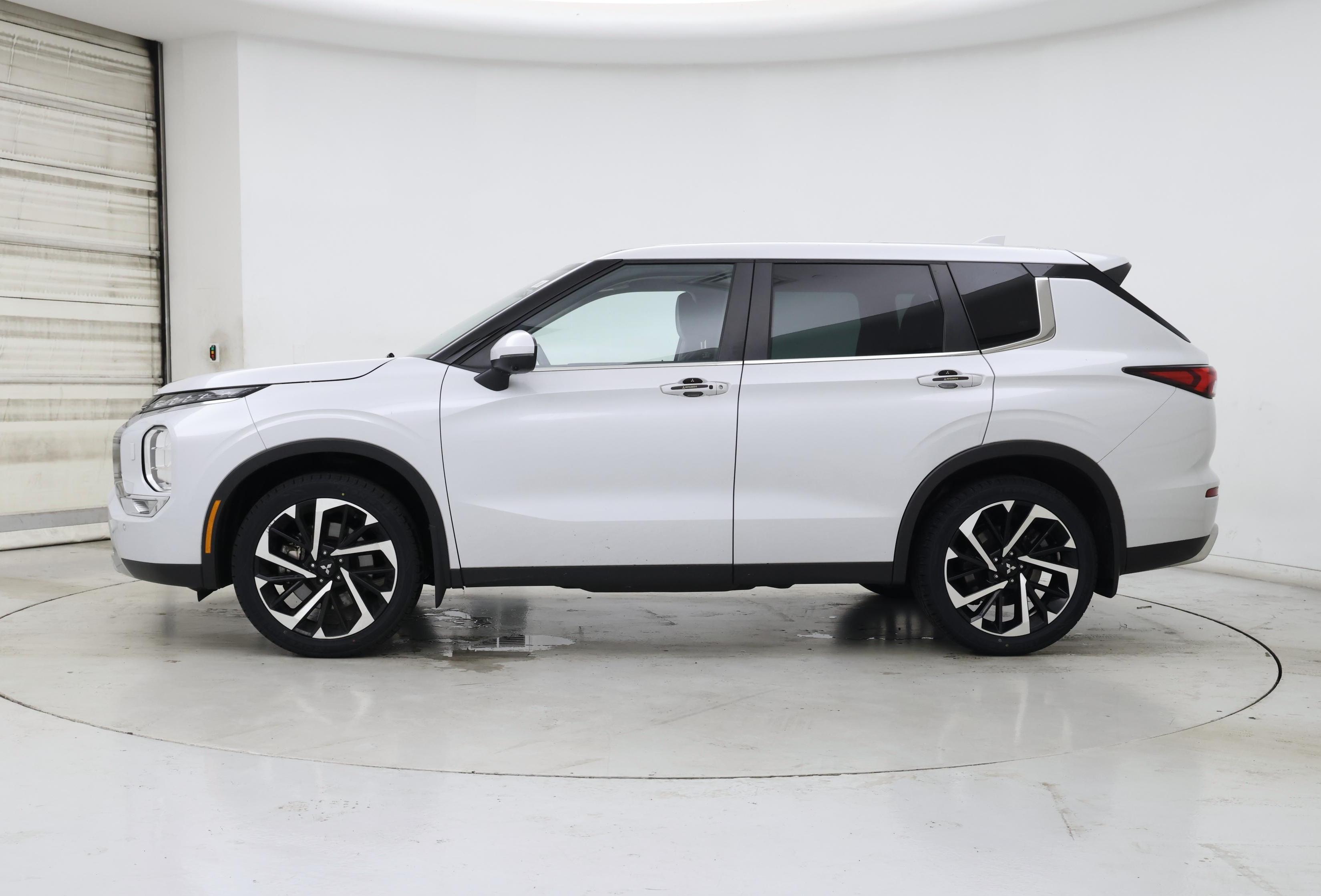 Thumbnail: 2023 Mitsubishi Outlander - 3