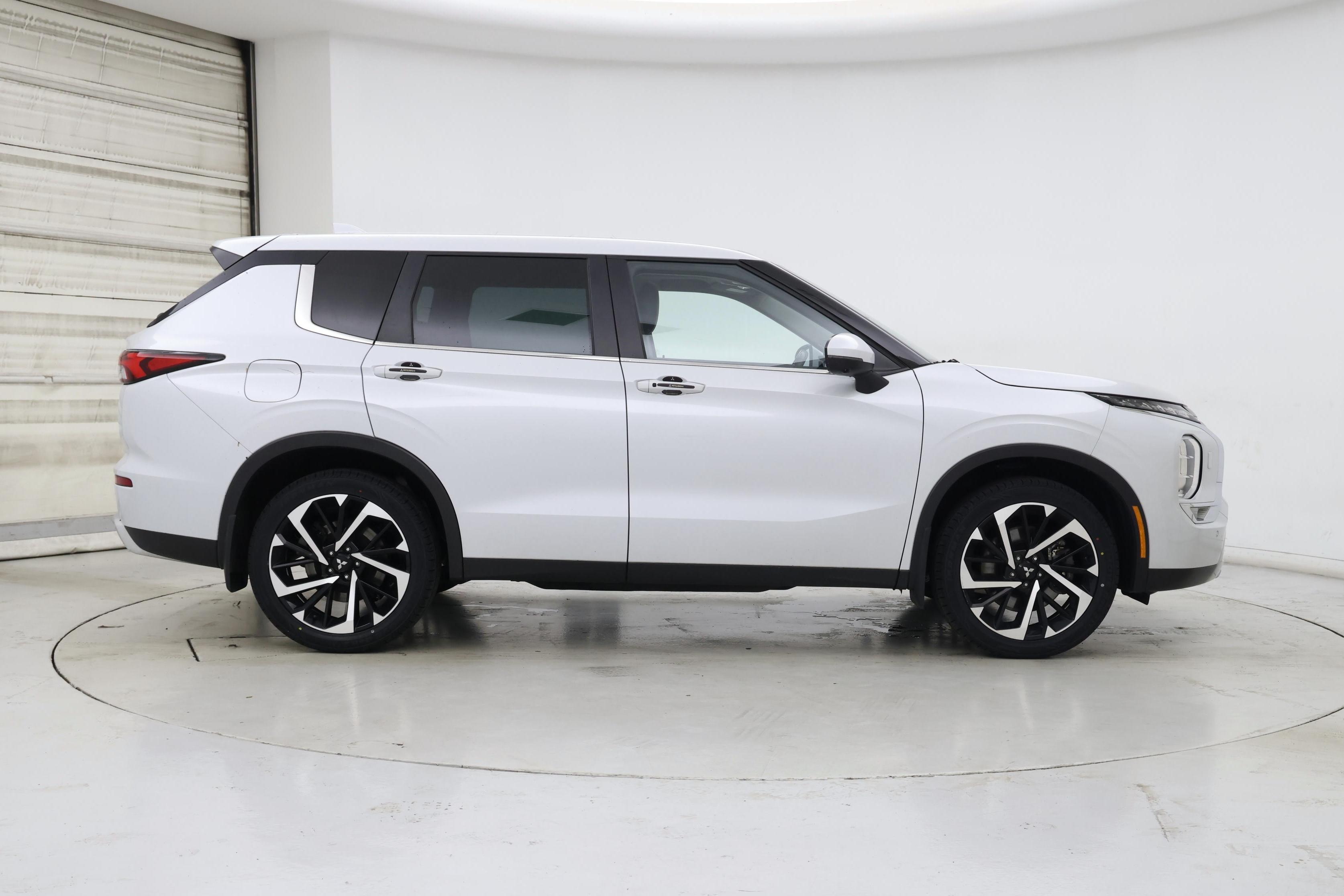 Thumbnail: 2023 Mitsubishi Outlander - 7