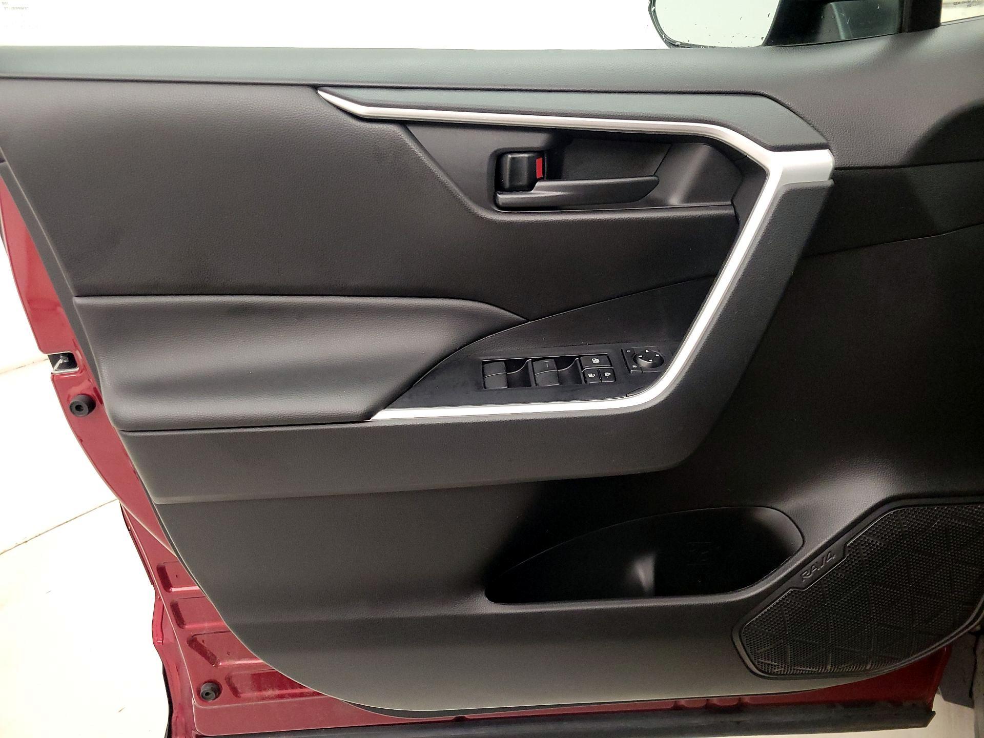 Thumbnail: 2022 Toyota RAV4 - 12