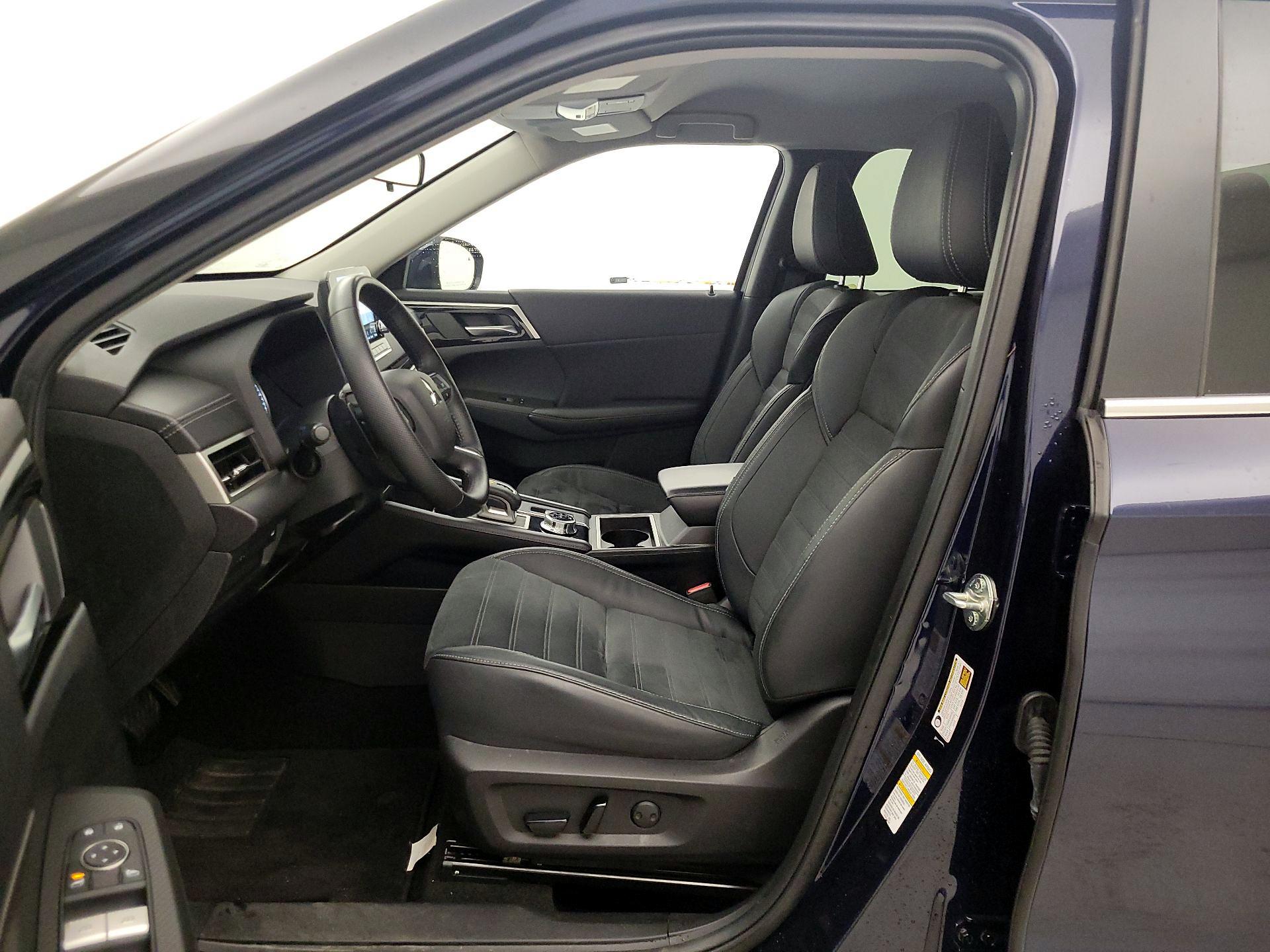 Thumbnail: 2022 Mitsubishi Outlander - 11