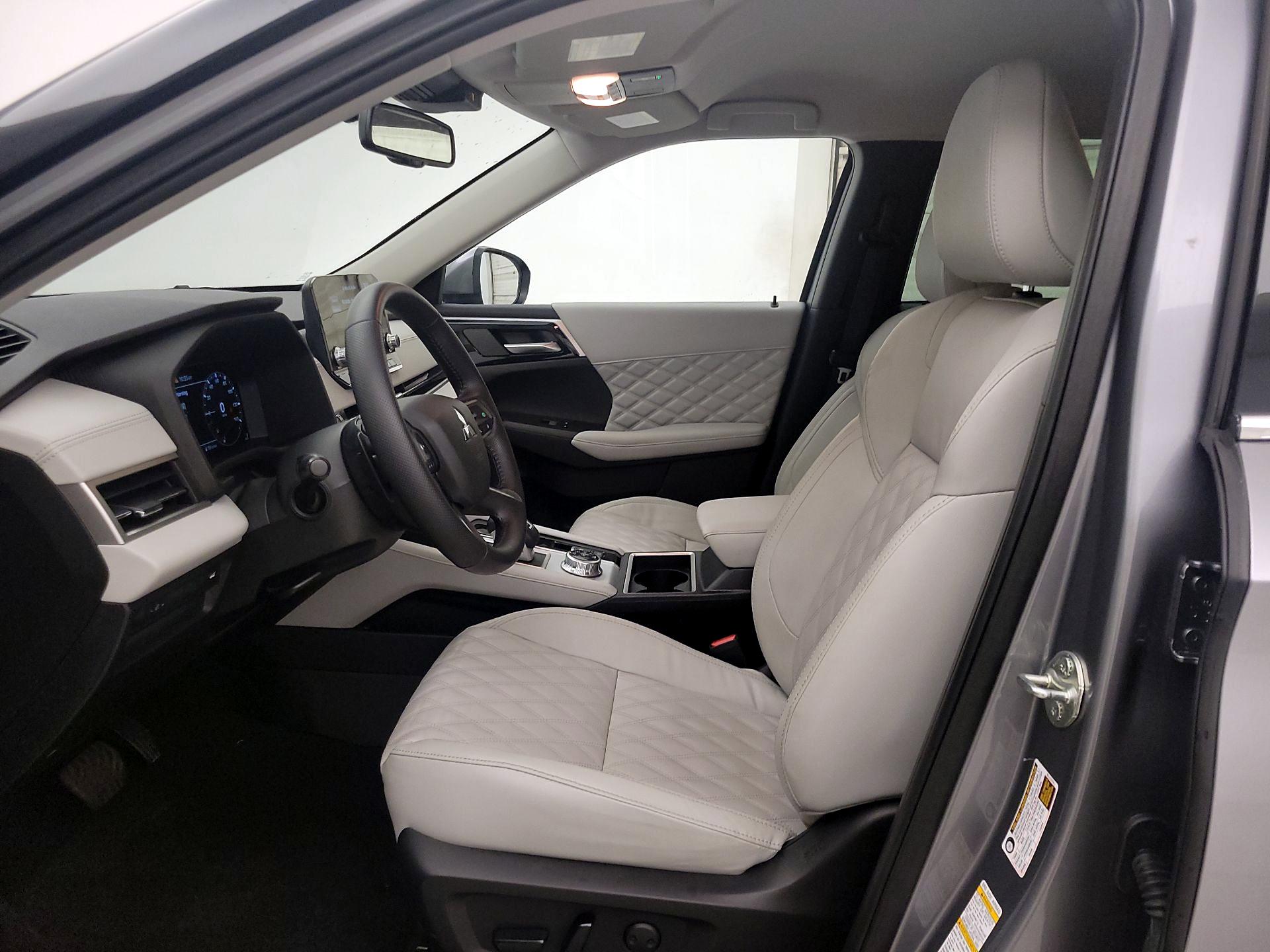 Thumbnail: 2022 Mitsubishi Outlander - 11