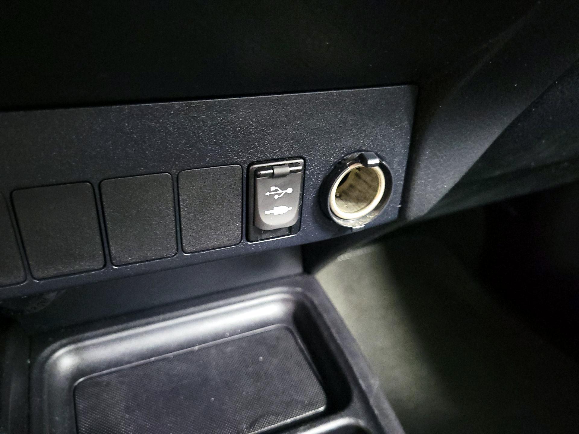 Thumbnail: 2013 Toyota RAV4 - 18